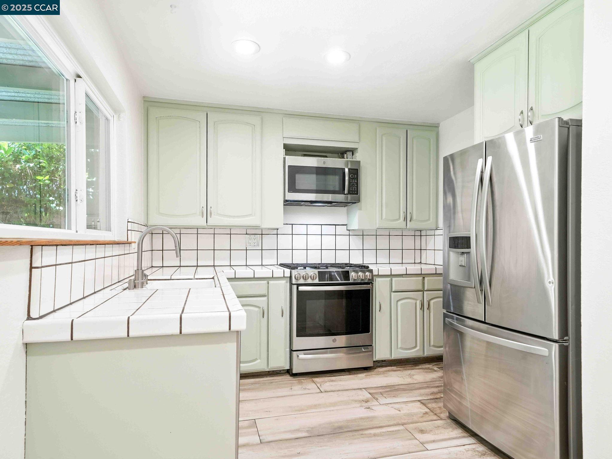 Detail Gallery Image 10 of 29 For 31139 Chicoine Ave, Hayward,  CA 94544 - 3 Beds | 2 Baths