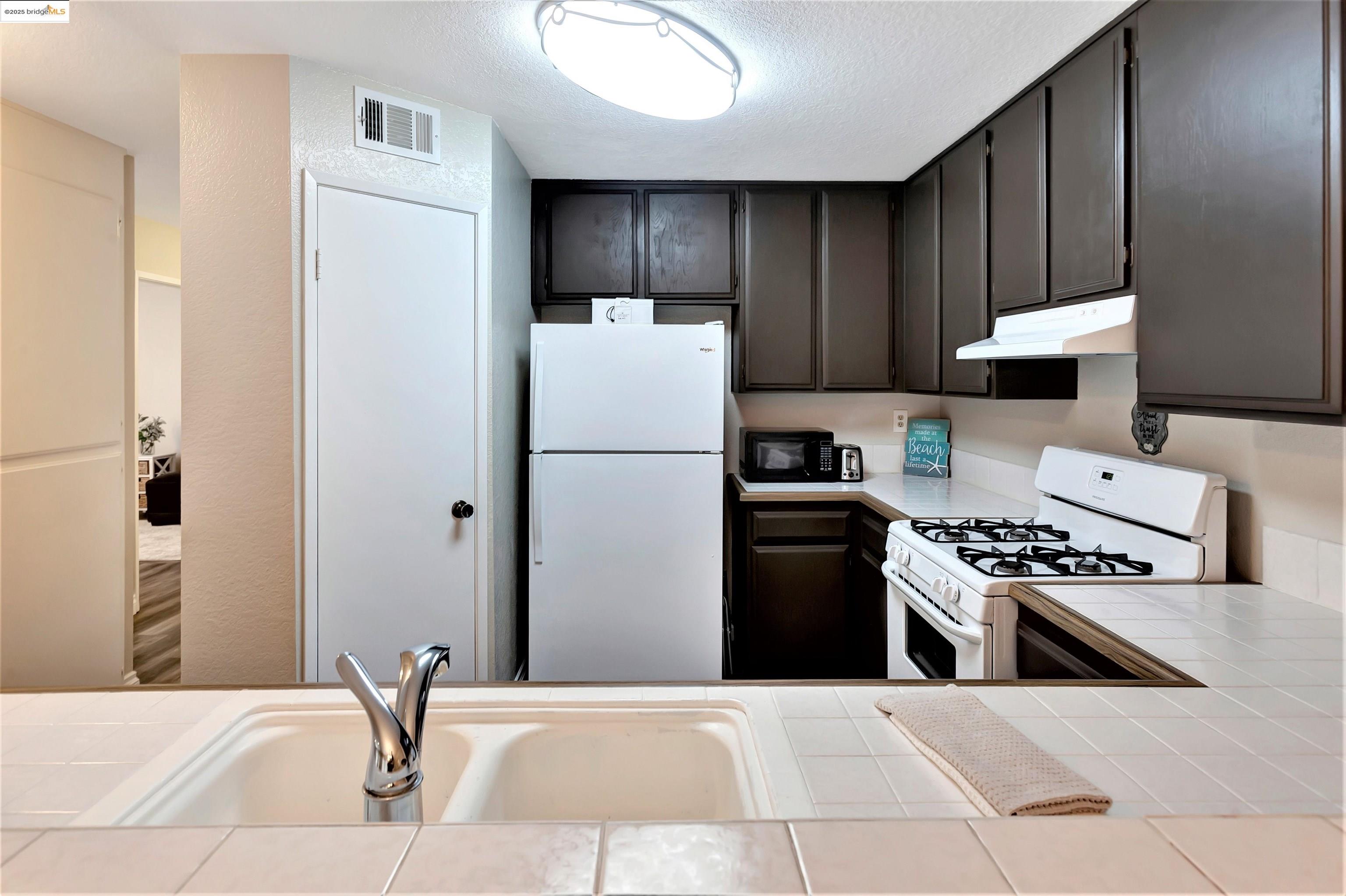 Detail Gallery Image 8 of 21 For 22192 Rim Pointe 6b,  –,  CA 92630 - 2 Beds | 1 Baths