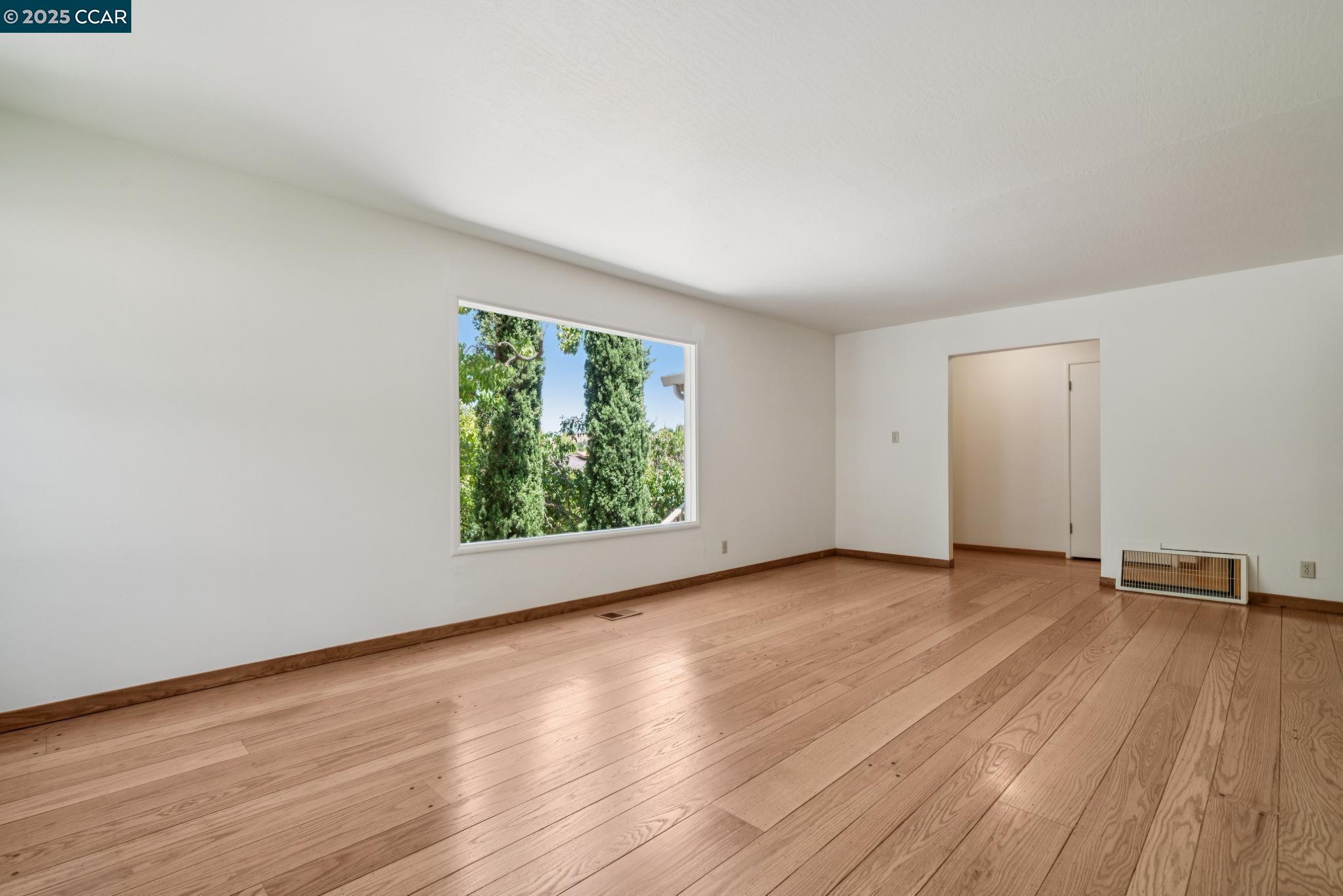 Detail Gallery Image 2 of 33 For 3881 Saint Marys St, Martinez,  CA 94553 - 4 Beds | 2/1 Baths