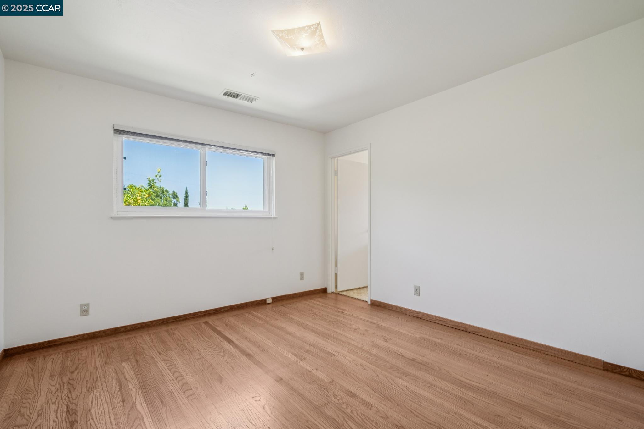 Detail Gallery Image 11 of 33 For 3881 Saint Marys St, Martinez,  CA 94553 - 4 Beds | 2/1 Baths