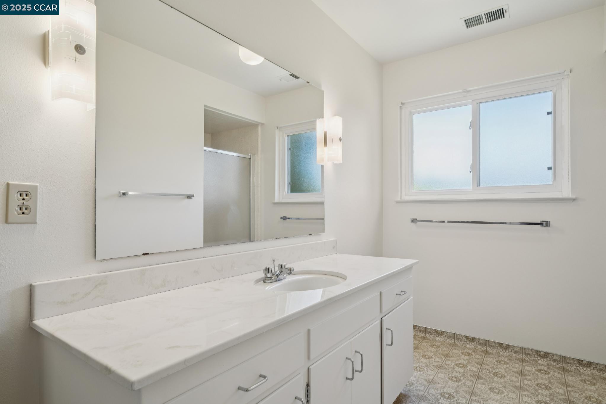 Detail Gallery Image 13 of 33 For 3881 Saint Marys St, Martinez,  CA 94553 - 4 Beds | 2/1 Baths
