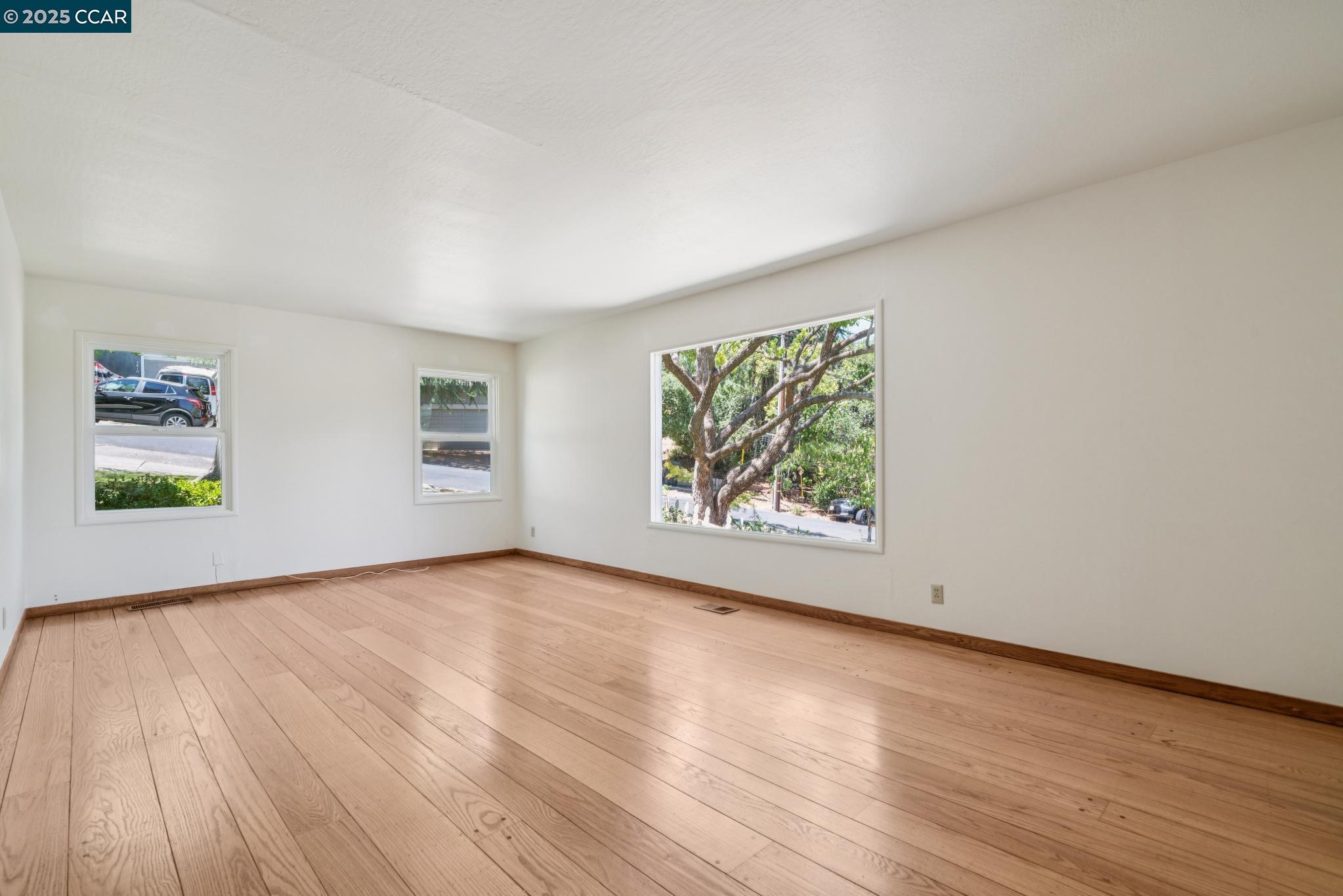 Detail Gallery Image 3 of 33 For 3881 Saint Marys St, Martinez,  CA 94553 - 4 Beds | 2/1 Baths