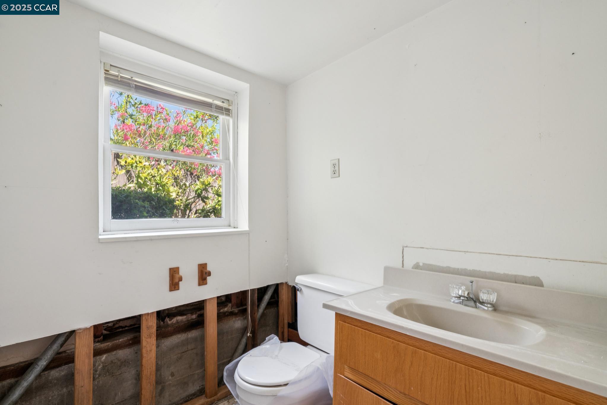 Detail Gallery Image 26 of 33 For 3881 Saint Marys St, Martinez,  CA 94553 - 4 Beds | 2/1 Baths