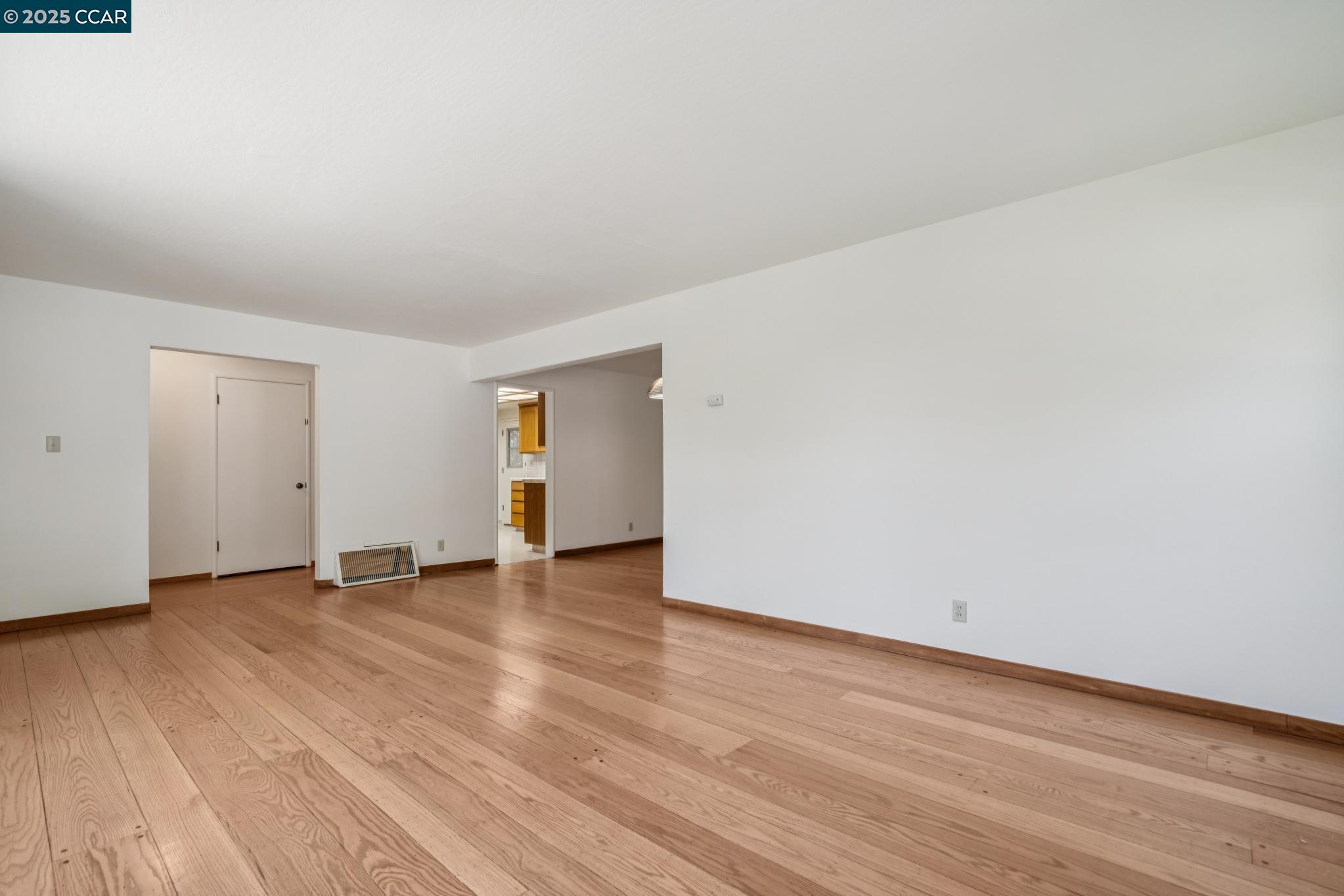 Detail Gallery Image 4 of 33 For 3881 Saint Marys St, Martinez,  CA 94553 - 4 Beds | 2/1 Baths