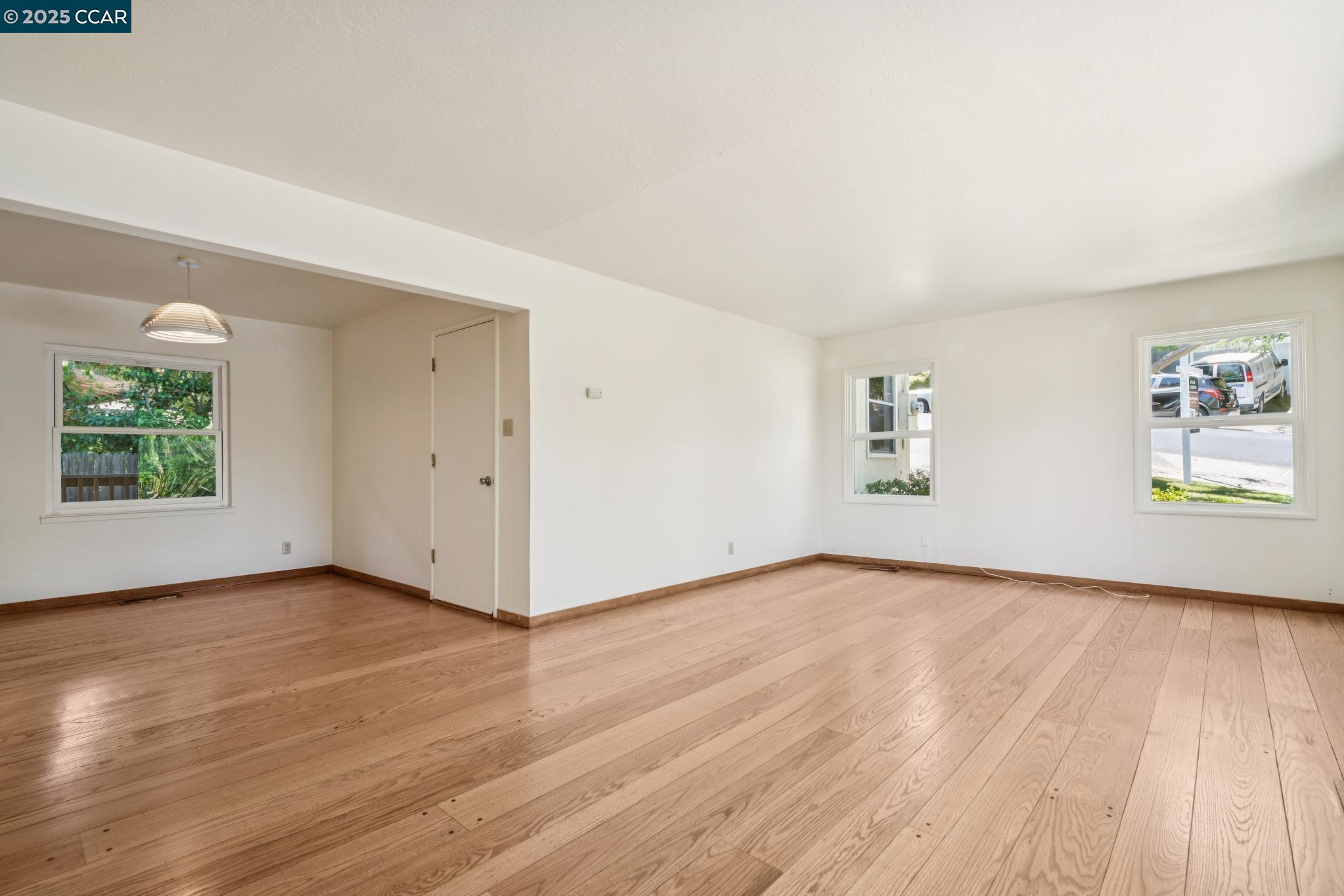 Detail Gallery Image 5 of 33 For 3881 Saint Marys St, Martinez,  CA 94553 - 4 Beds | 2/1 Baths