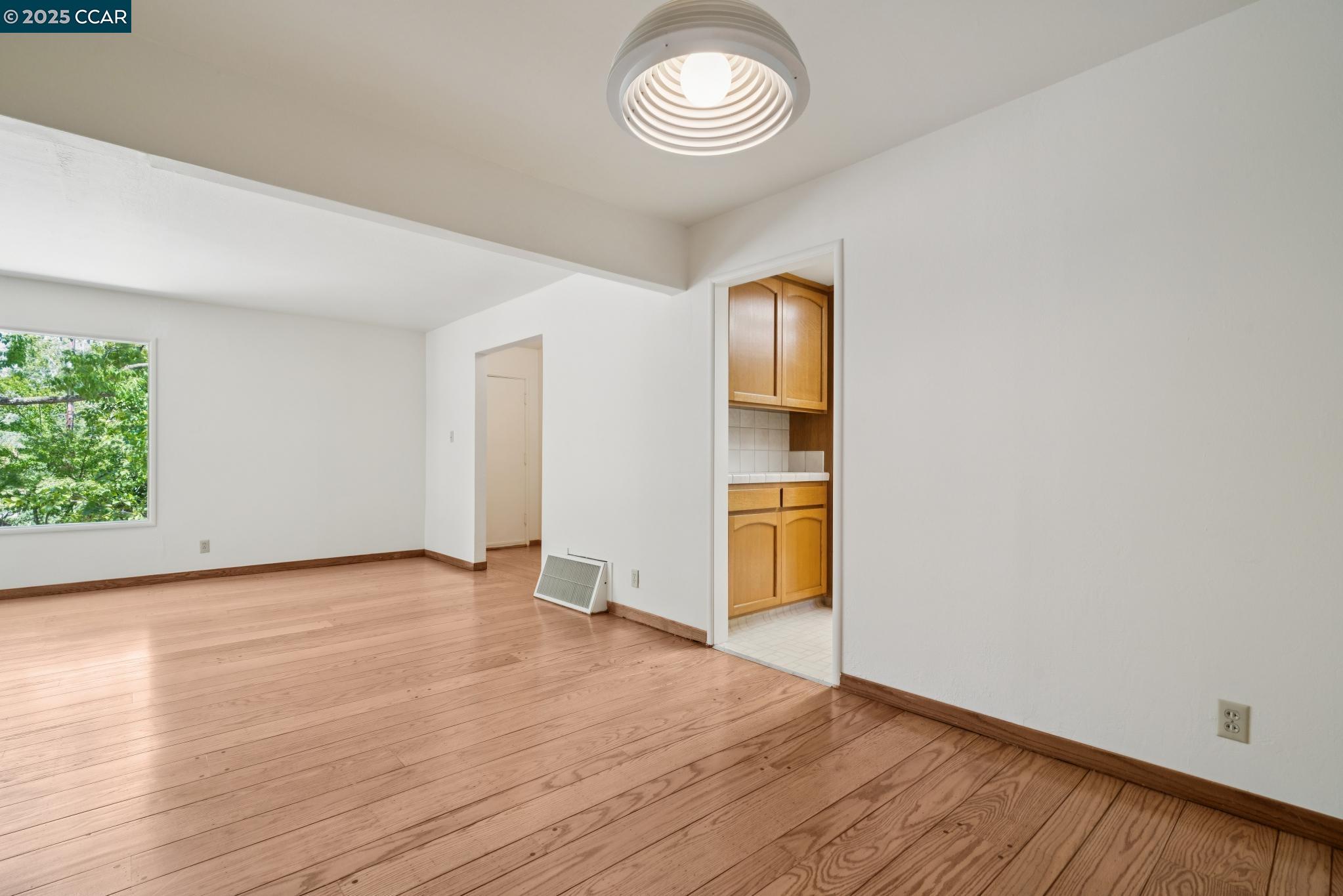 Detail Gallery Image 6 of 33 For 3881 Saint Marys St, Martinez,  CA 94553 - 4 Beds | 2/1 Baths
