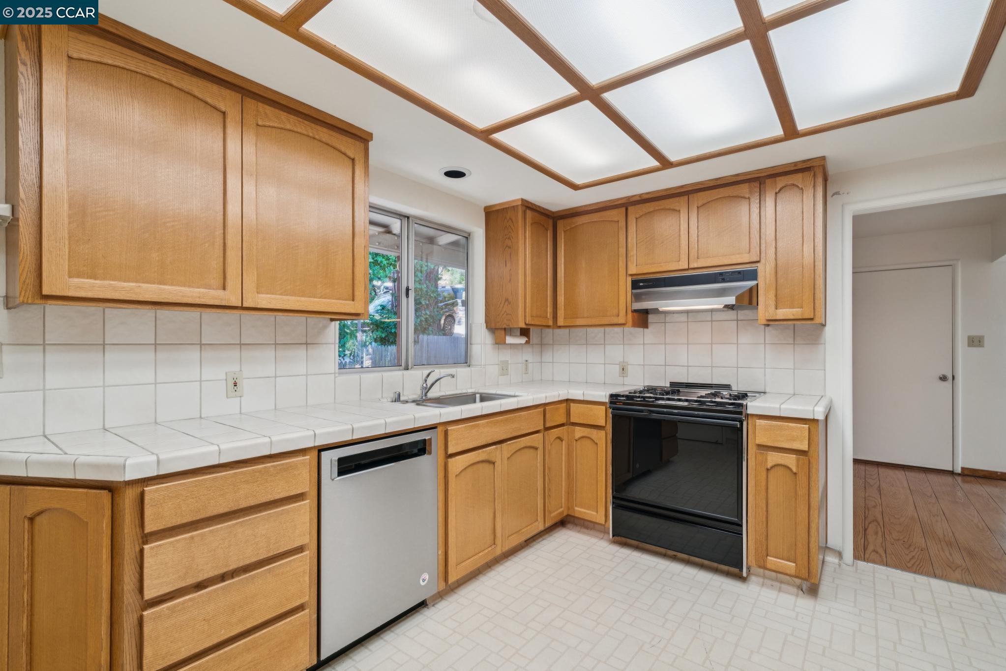 Detail Gallery Image 7 of 33 For 3881 Saint Marys St, Martinez,  CA 94553 - 4 Beds | 2/1 Baths