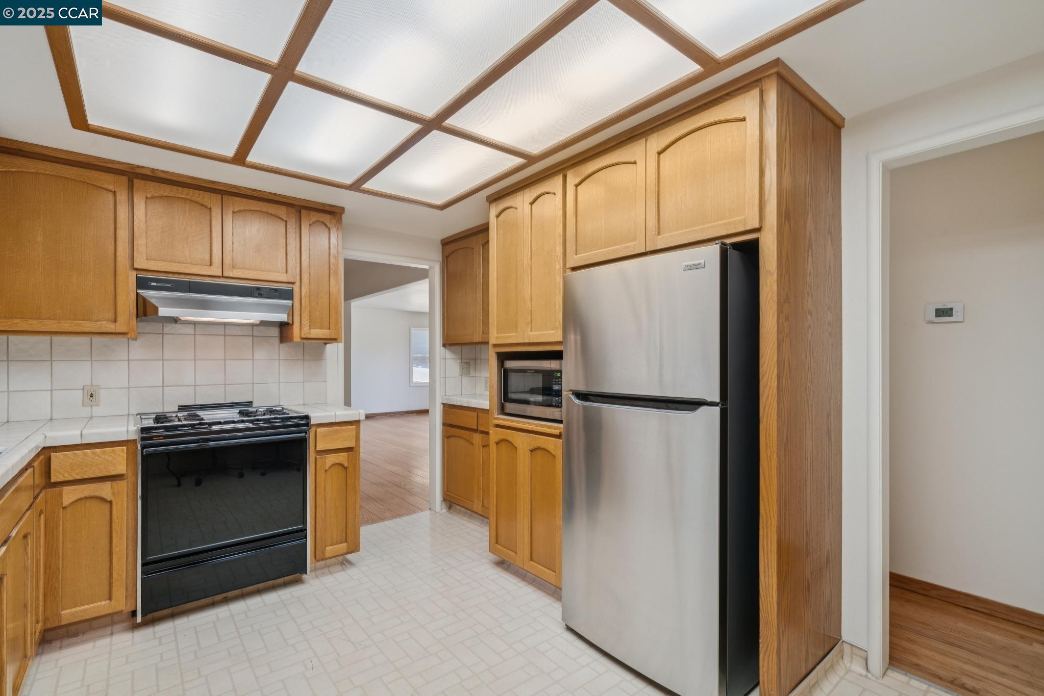 Detail Gallery Image 8 of 33 For 3881 Saint Marys St, Martinez,  CA 94553 - 4 Beds | 2/1 Baths