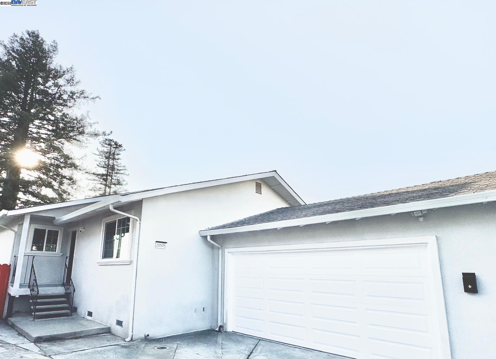 Detail Gallery Image 3 of 58 For 20595 Center St, Castro Valley,  CA 94546 - 5 Beds | 3/1 Baths