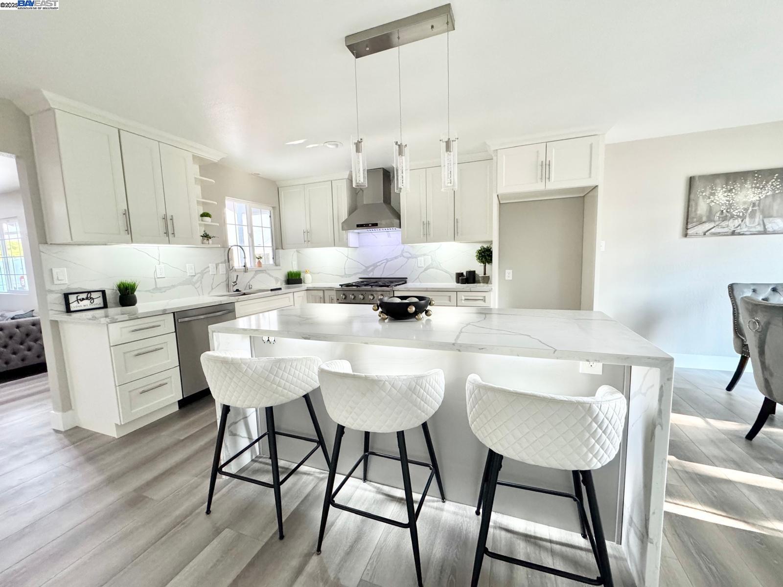 Detail Gallery Image 4 of 58 For 20595 Center St, Castro Valley,  CA 94546 - 5 Beds | 3/1 Baths