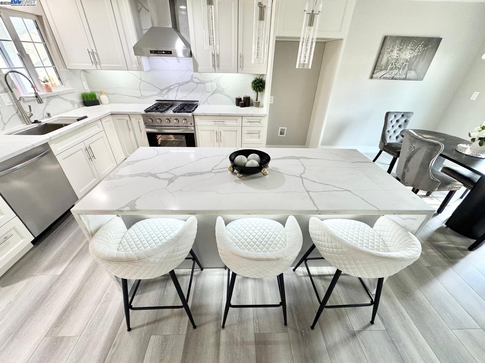 Detail Gallery Image 5 of 58 For 20595 Center St, Castro Valley,  CA 94546 - 5 Beds | 3/1 Baths
