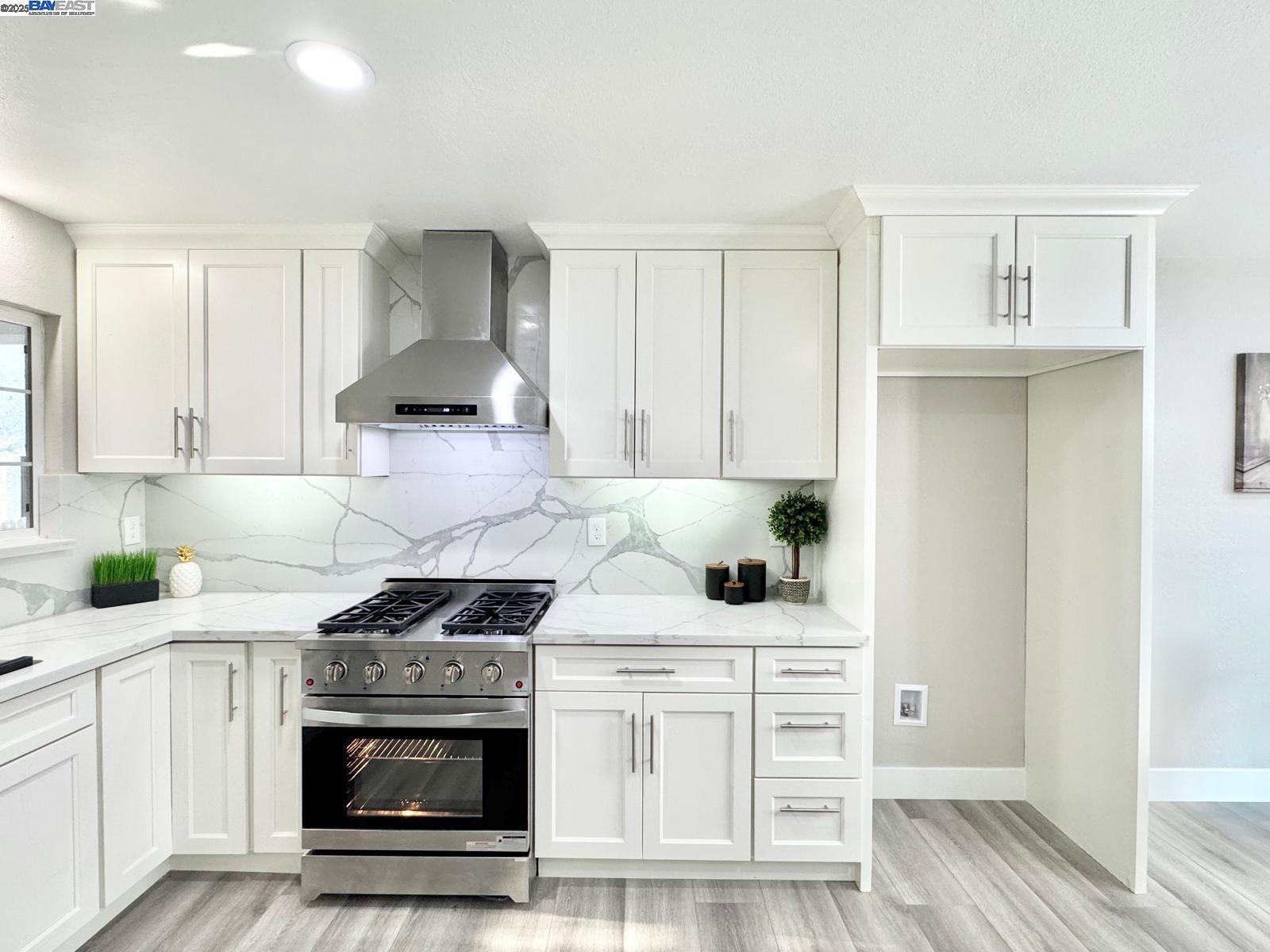 Detail Gallery Image 10 of 58 For 20595 Center St, Castro Valley,  CA 94546 - 5 Beds | 3/1 Baths