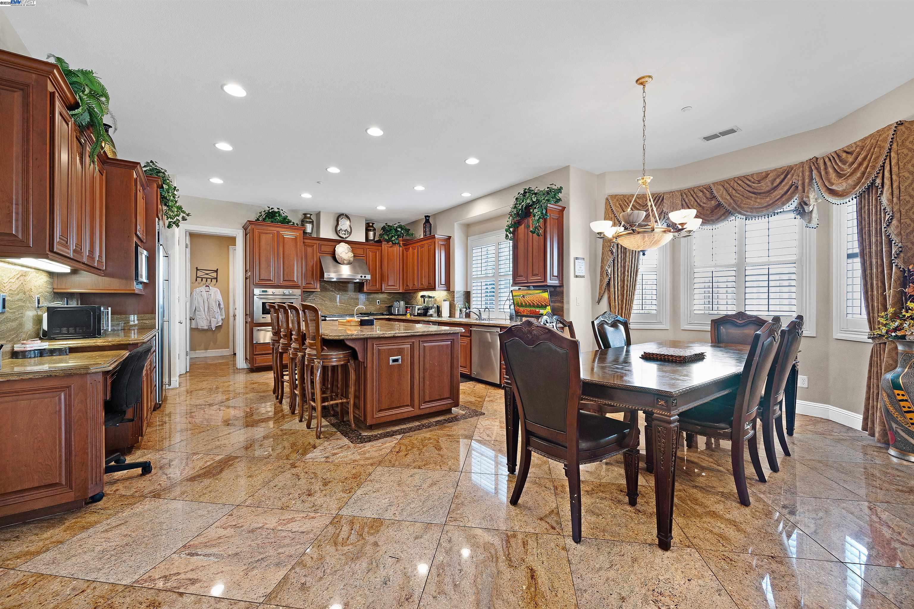 Detail Gallery Image 14 of 49 For 6013 Kingsmill Ter, Dublin,  CA 94568 - 5 Beds | 5/1 Baths