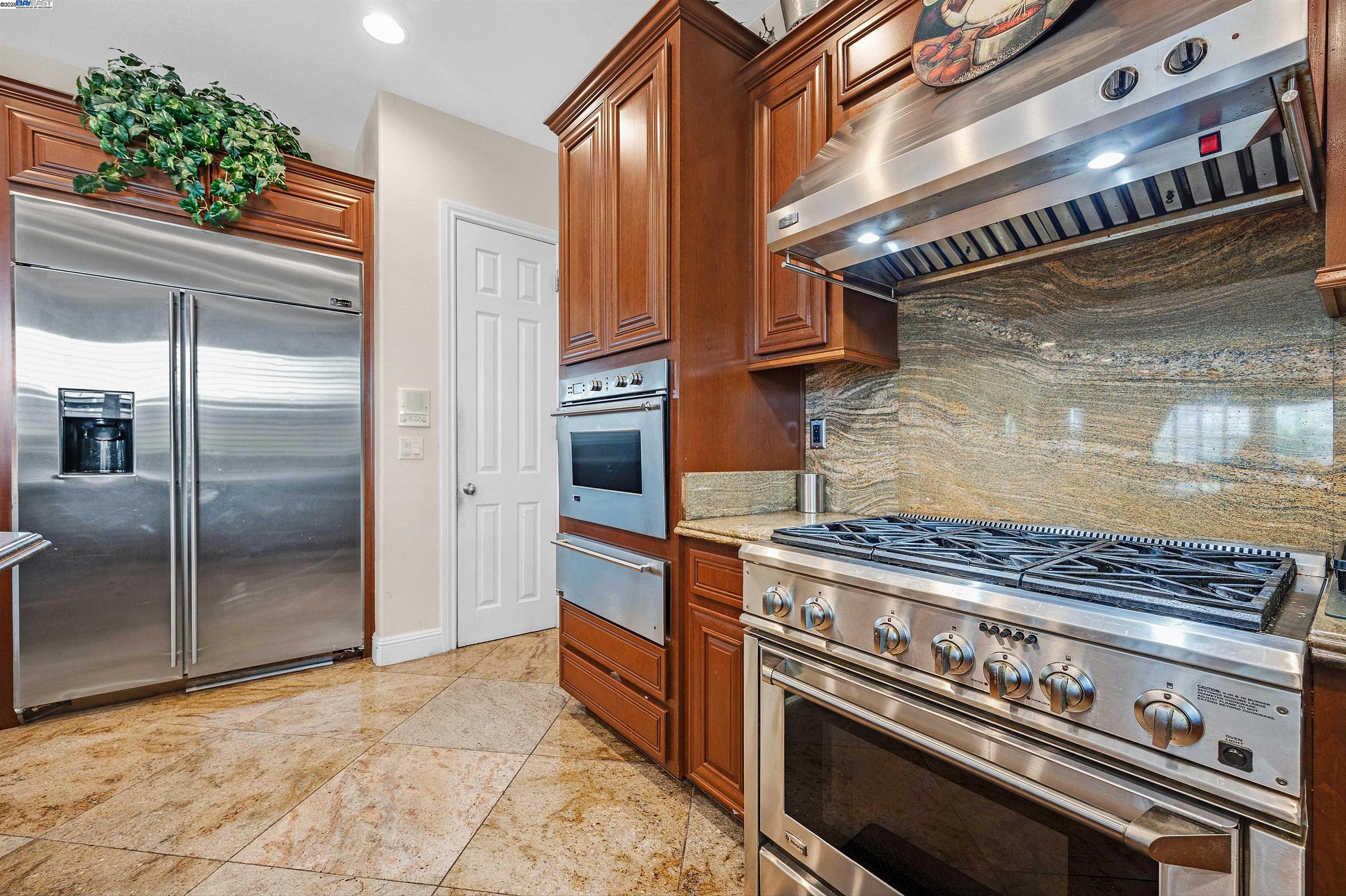 Detail Gallery Image 16 of 49 For 6013 Kingsmill Ter, Dublin,  CA 94568 - 5 Beds | 5/1 Baths