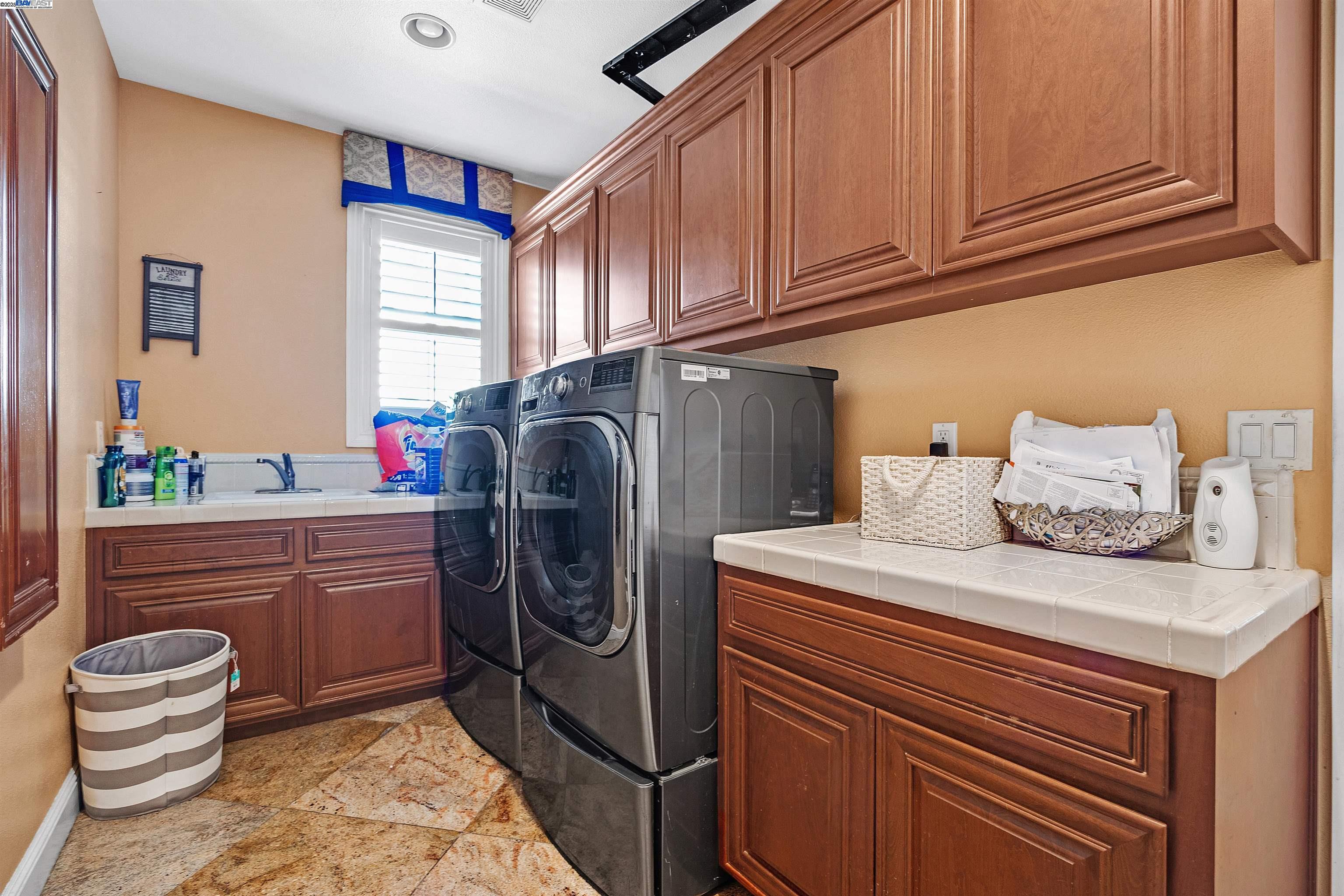 Detail Gallery Image 18 of 49 For 6013 Kingsmill Ter, Dublin,  CA 94568 - 5 Beds | 5/1 Baths