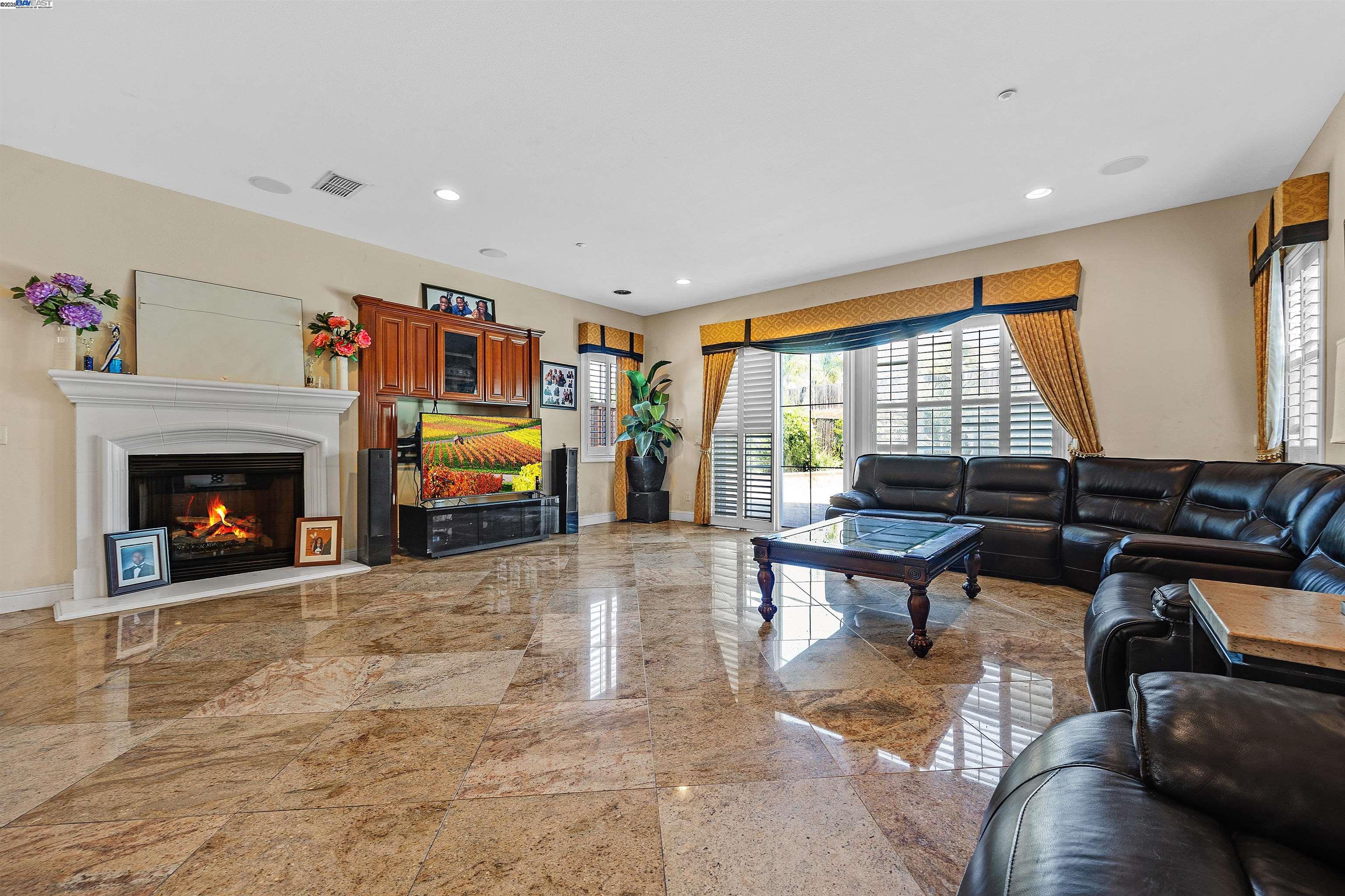 Detail Gallery Image 8 of 49 For 6013 Kingsmill Ter, Dublin,  CA 94568 - 5 Beds | 5/1 Baths
