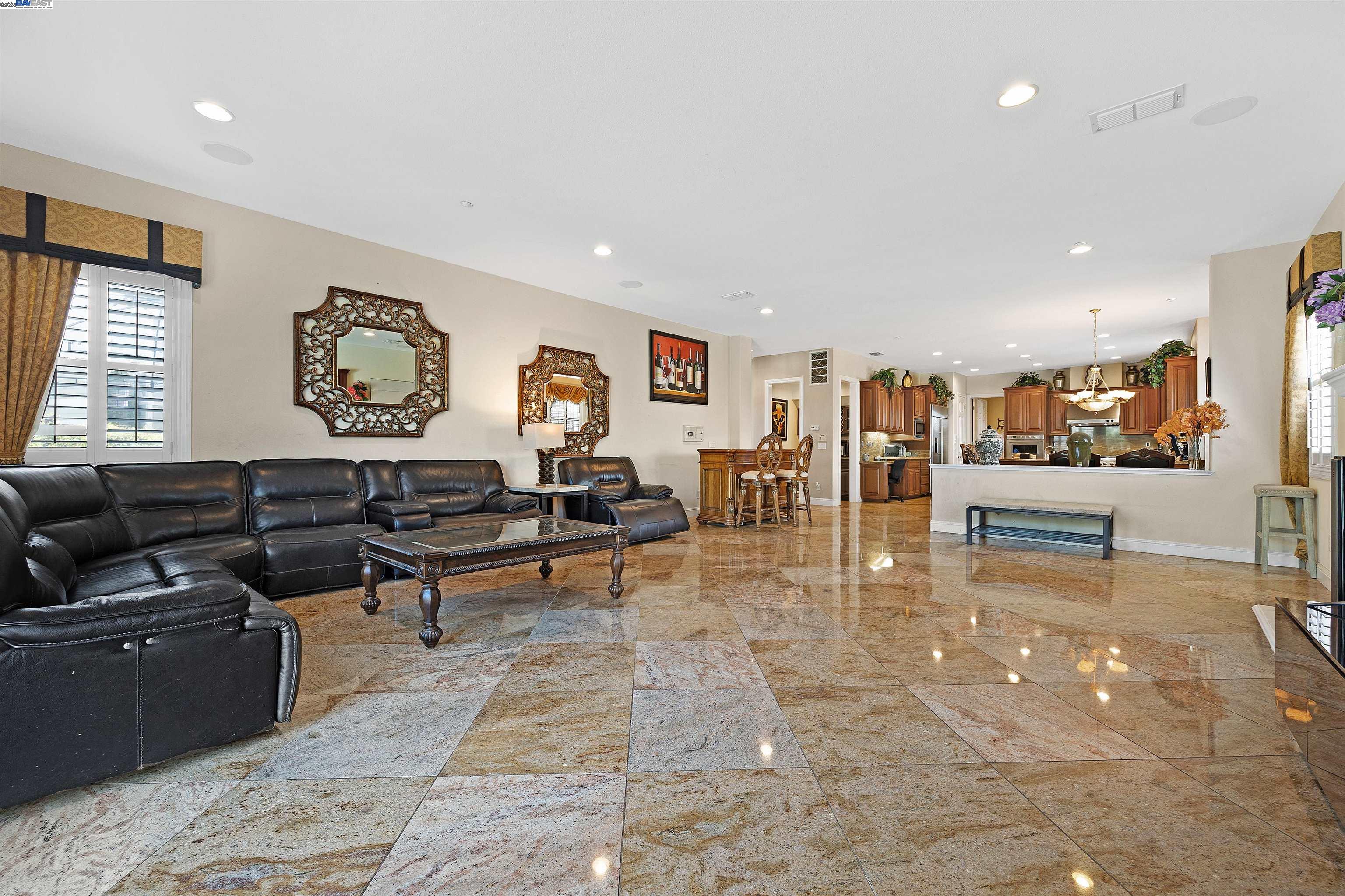Detail Gallery Image 10 of 49 For 6013 Kingsmill Ter, Dublin,  CA 94568 - 5 Beds | 5/1 Baths
