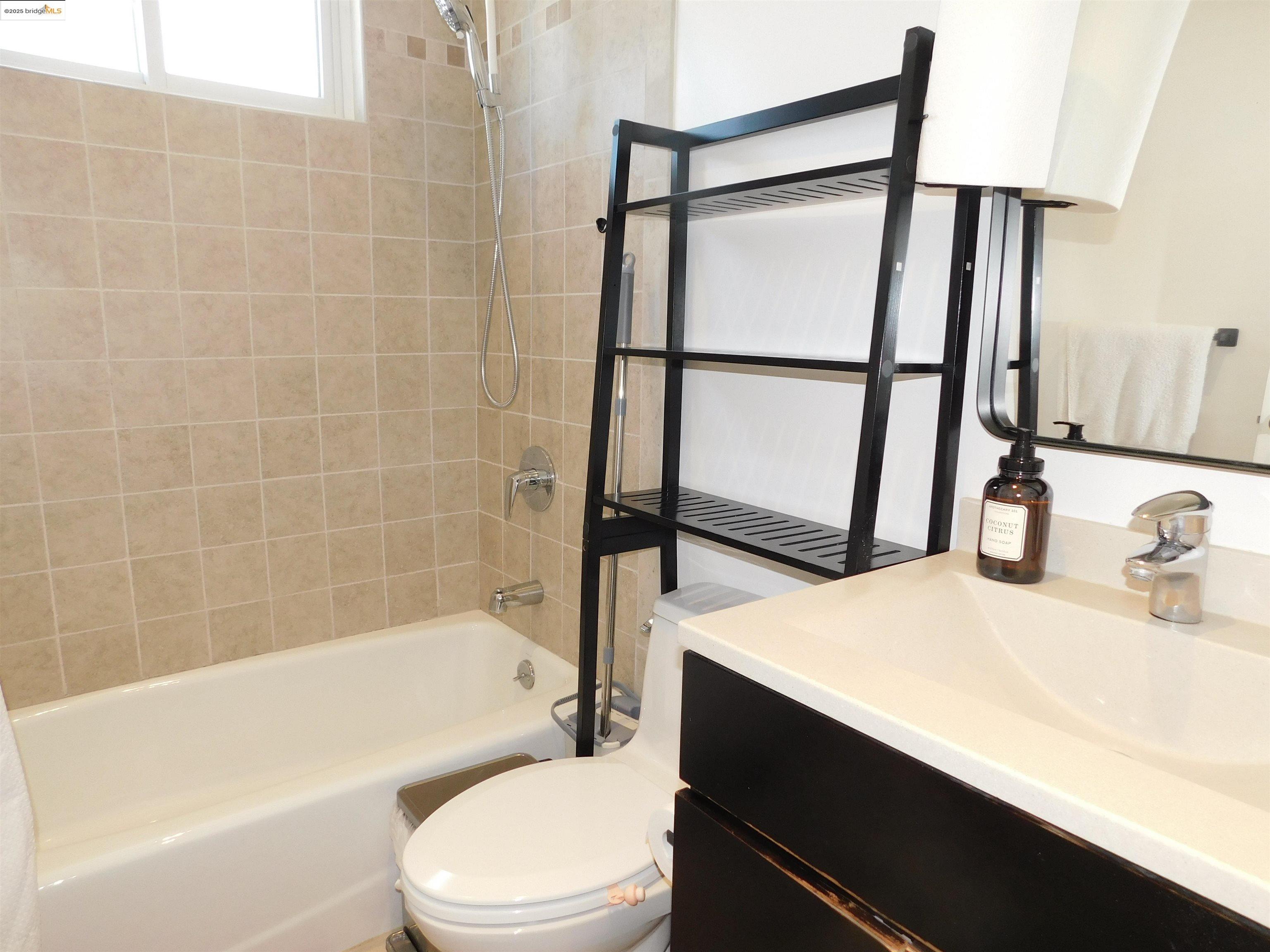 Detail Gallery Image 11 of 31 For 391 Imperial Dr, Pacifica,  CA 94044 - 5 Beds | 3 Baths