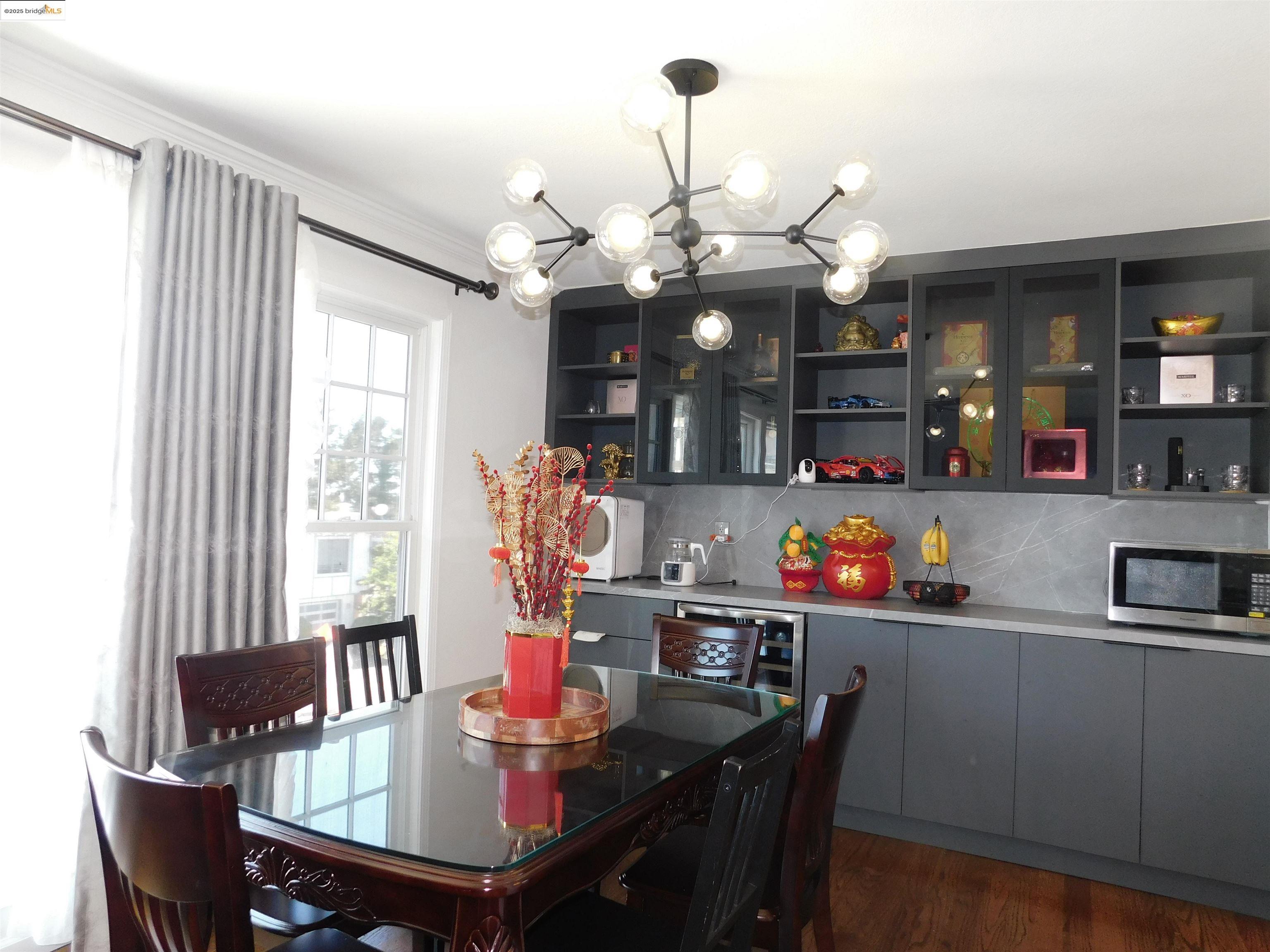 Detail Gallery Image 5 of 31 For 391 Imperial Dr, Pacifica,  CA 94044 - 5 Beds | 3 Baths