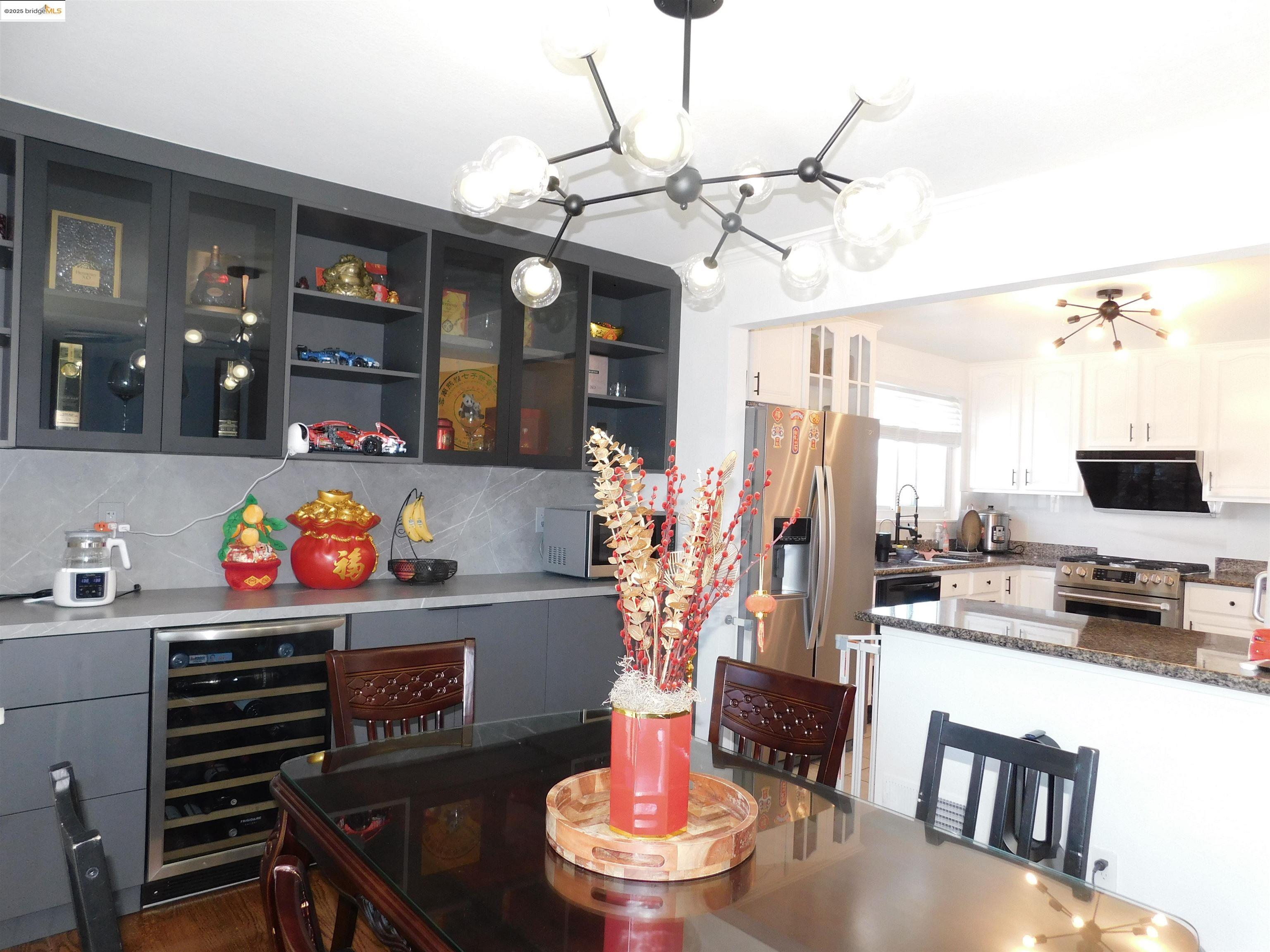 Detail Gallery Image 6 of 31 For 391 Imperial Dr, Pacifica,  CA 94044 - 5 Beds | 3 Baths
