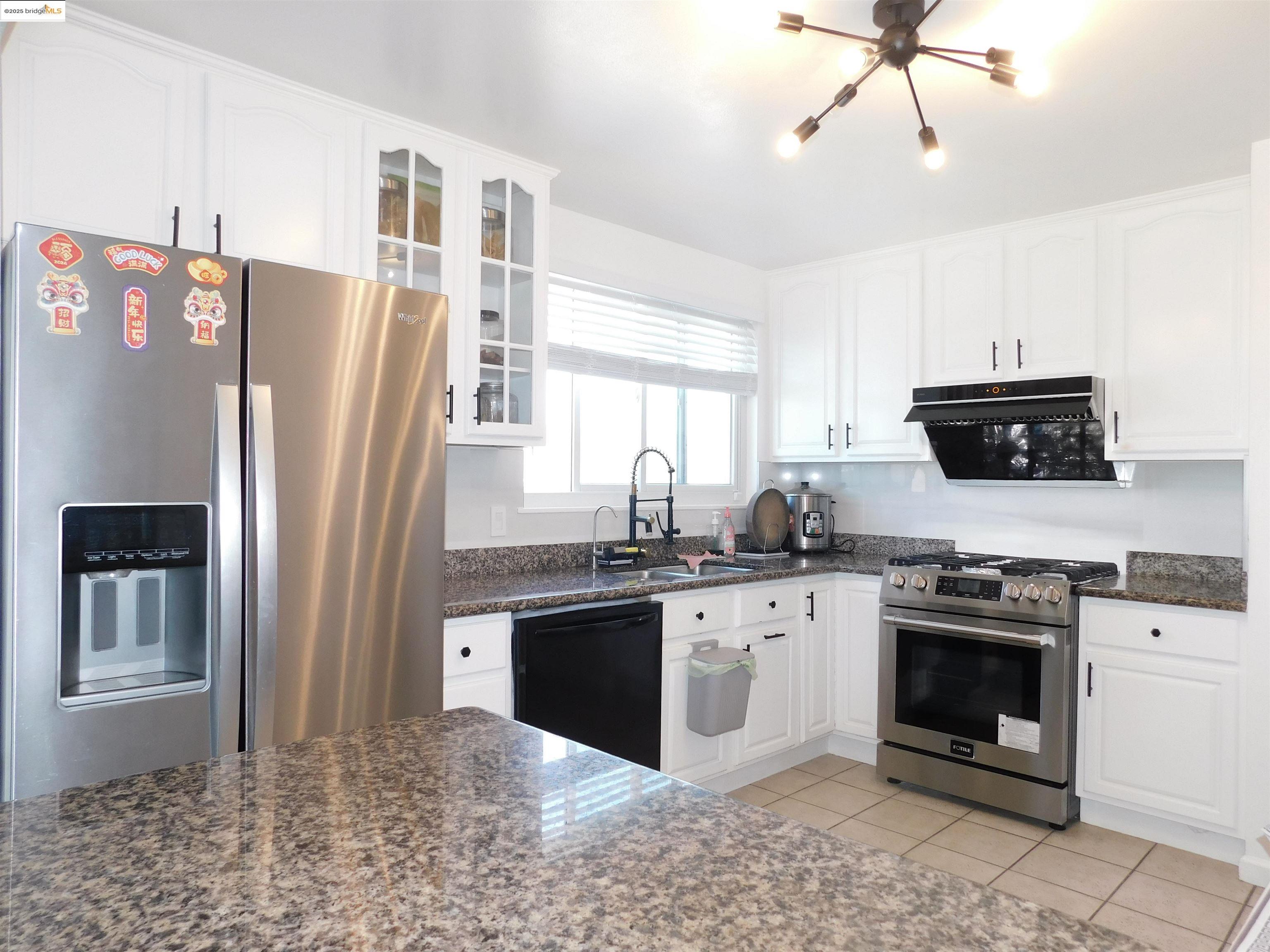 Detail Gallery Image 9 of 31 For 391 Imperial Dr, Pacifica,  CA 94044 - 5 Beds | 3 Baths