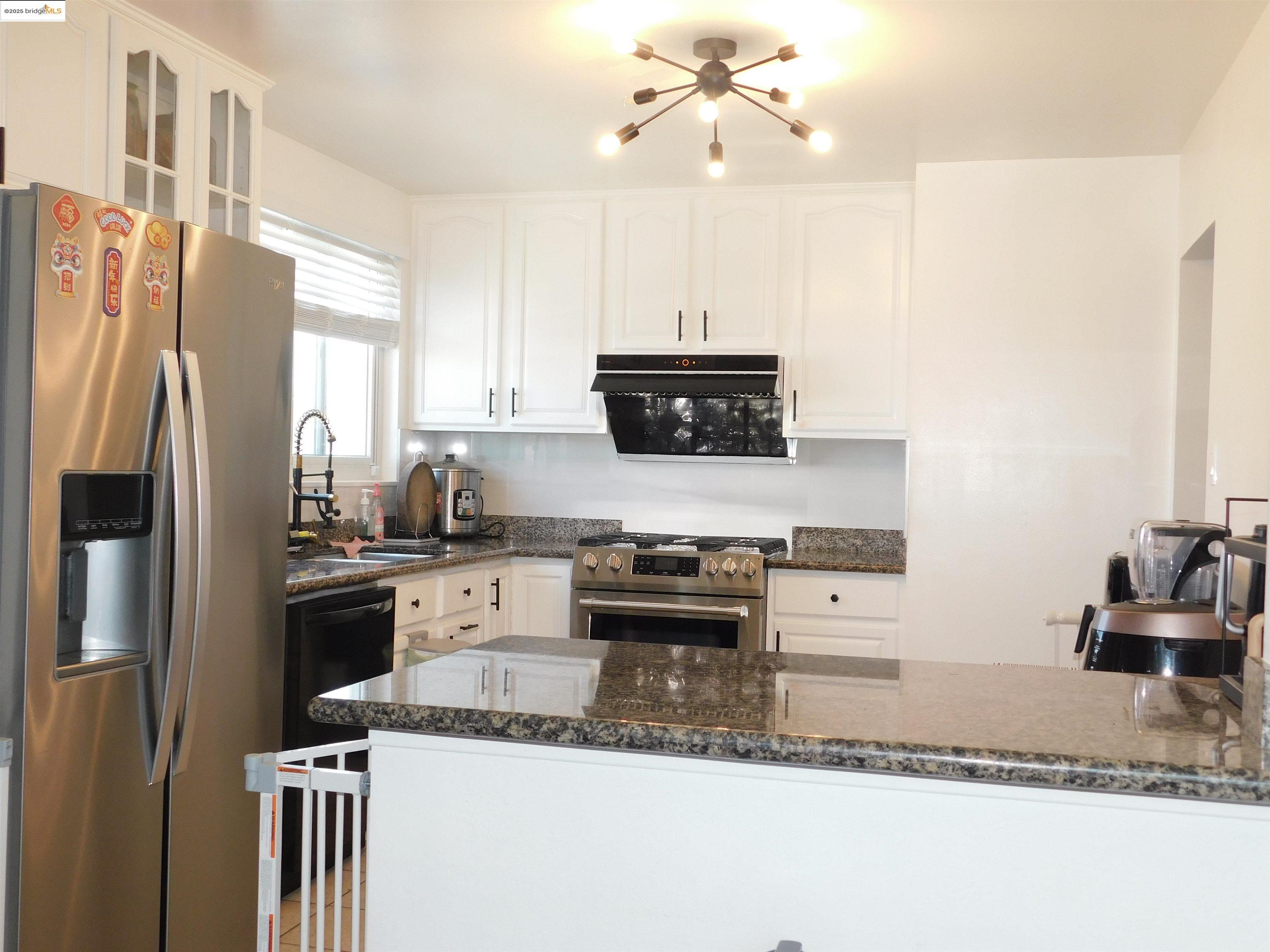 Detail Gallery Image 10 of 31 For 391 Imperial Dr, Pacifica,  CA 94044 - 5 Beds | 3 Baths