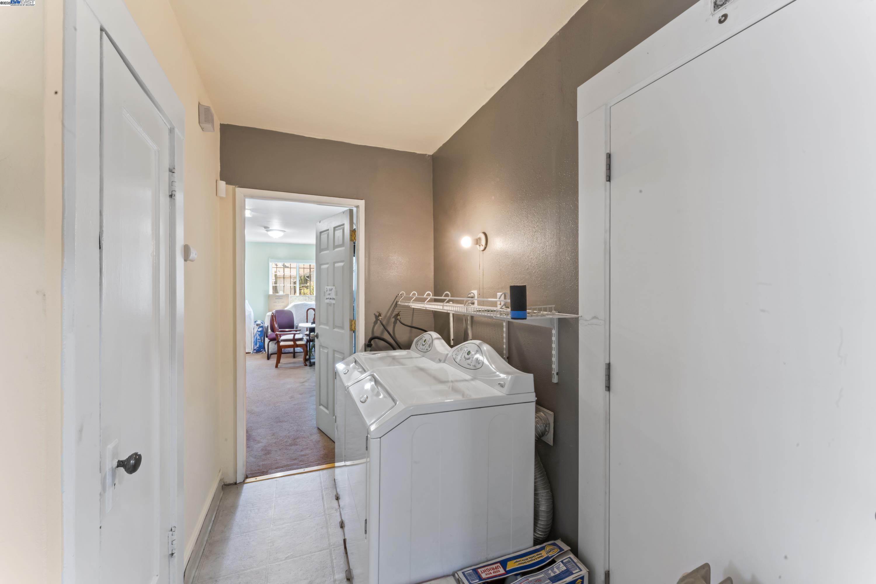 Detail Gallery Image 11 of 23 For 1206 60th Ave, Oakland,  CA 94621 - 3 Beds | 2 Baths
