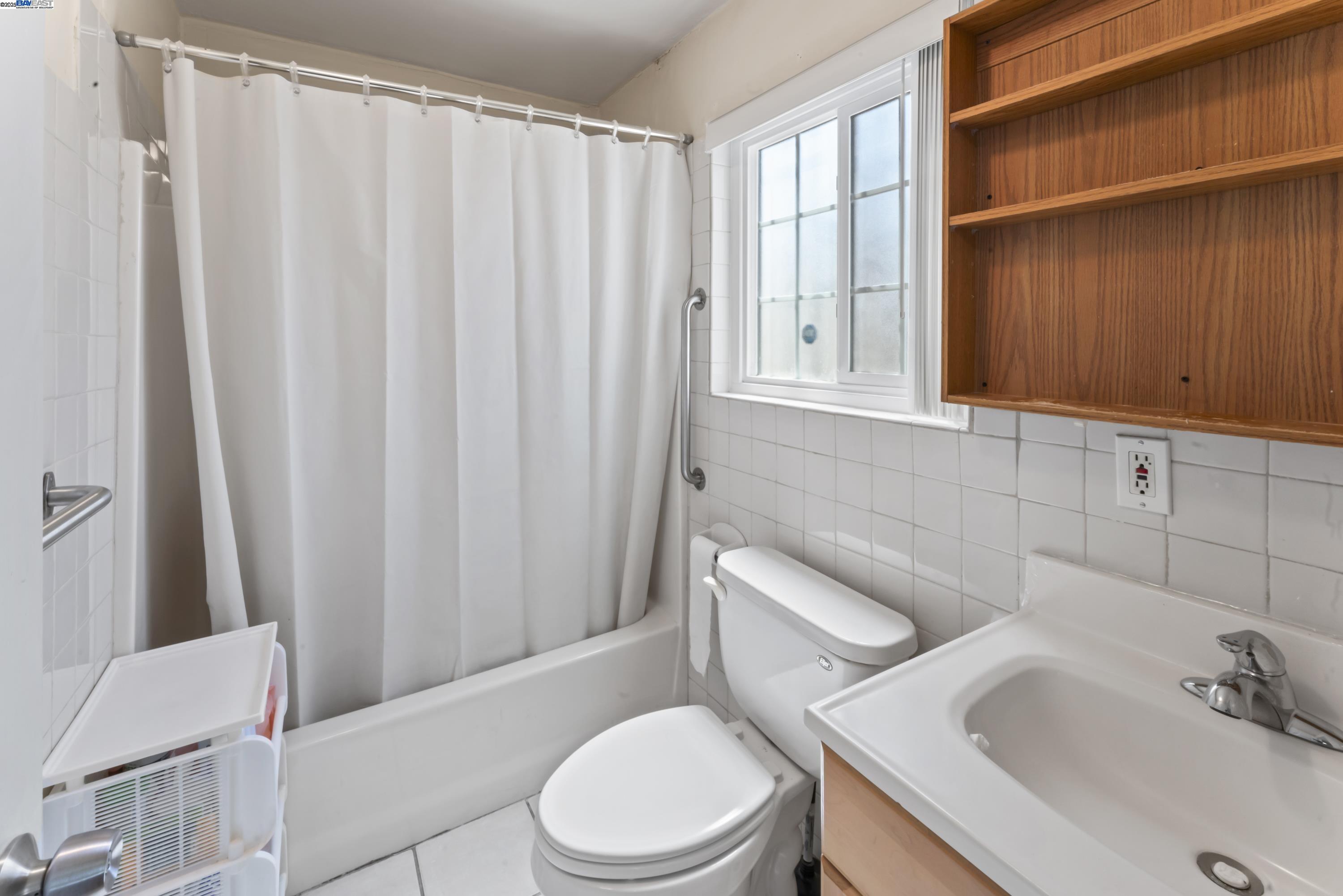 Detail Gallery Image 14 of 23 For 1206 60th Ave, Oakland,  CA 94621 - 3 Beds | 2 Baths