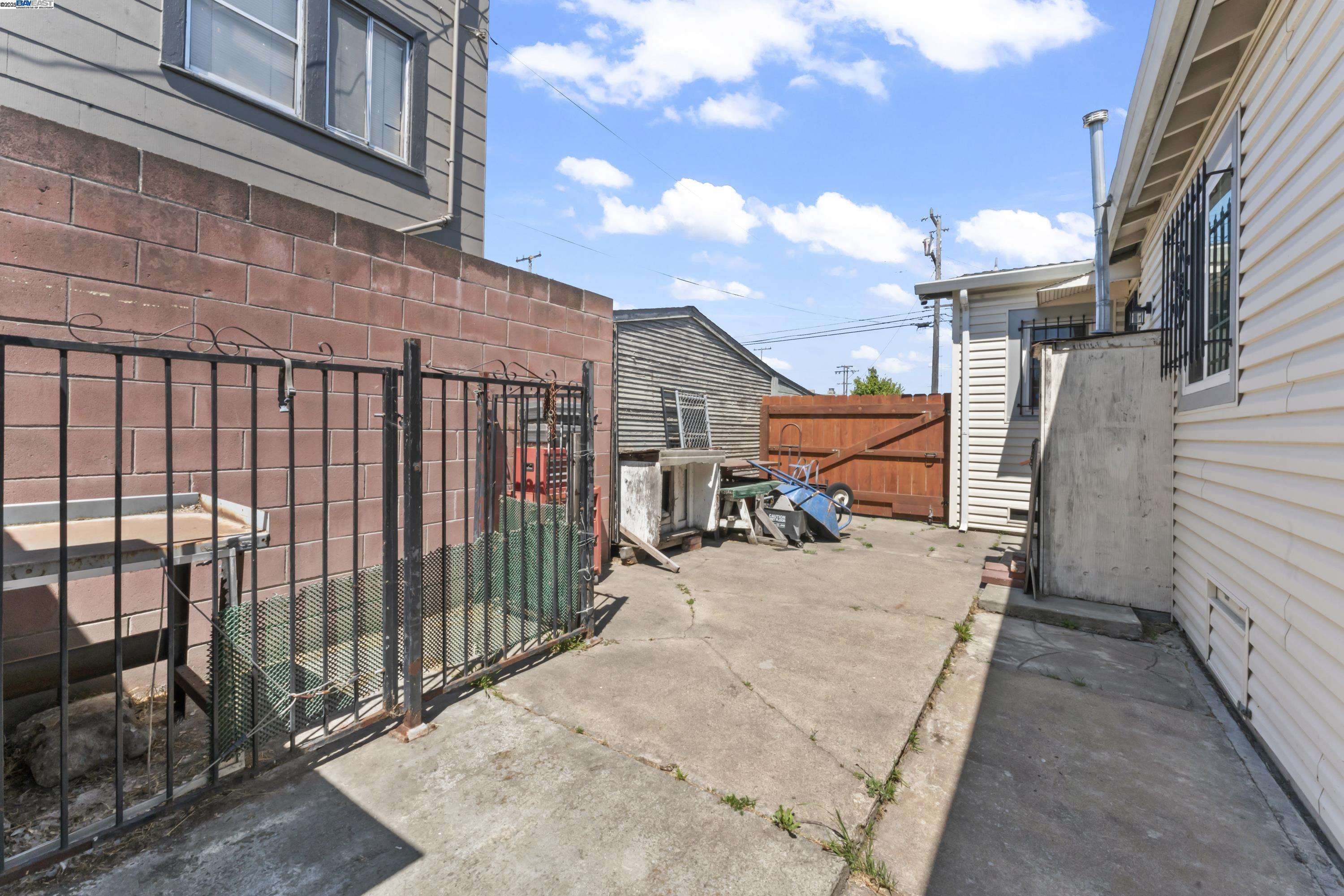Detail Gallery Image 22 of 23 For 1206 60th Ave, Oakland,  CA 94621 - 3 Beds | 2 Baths