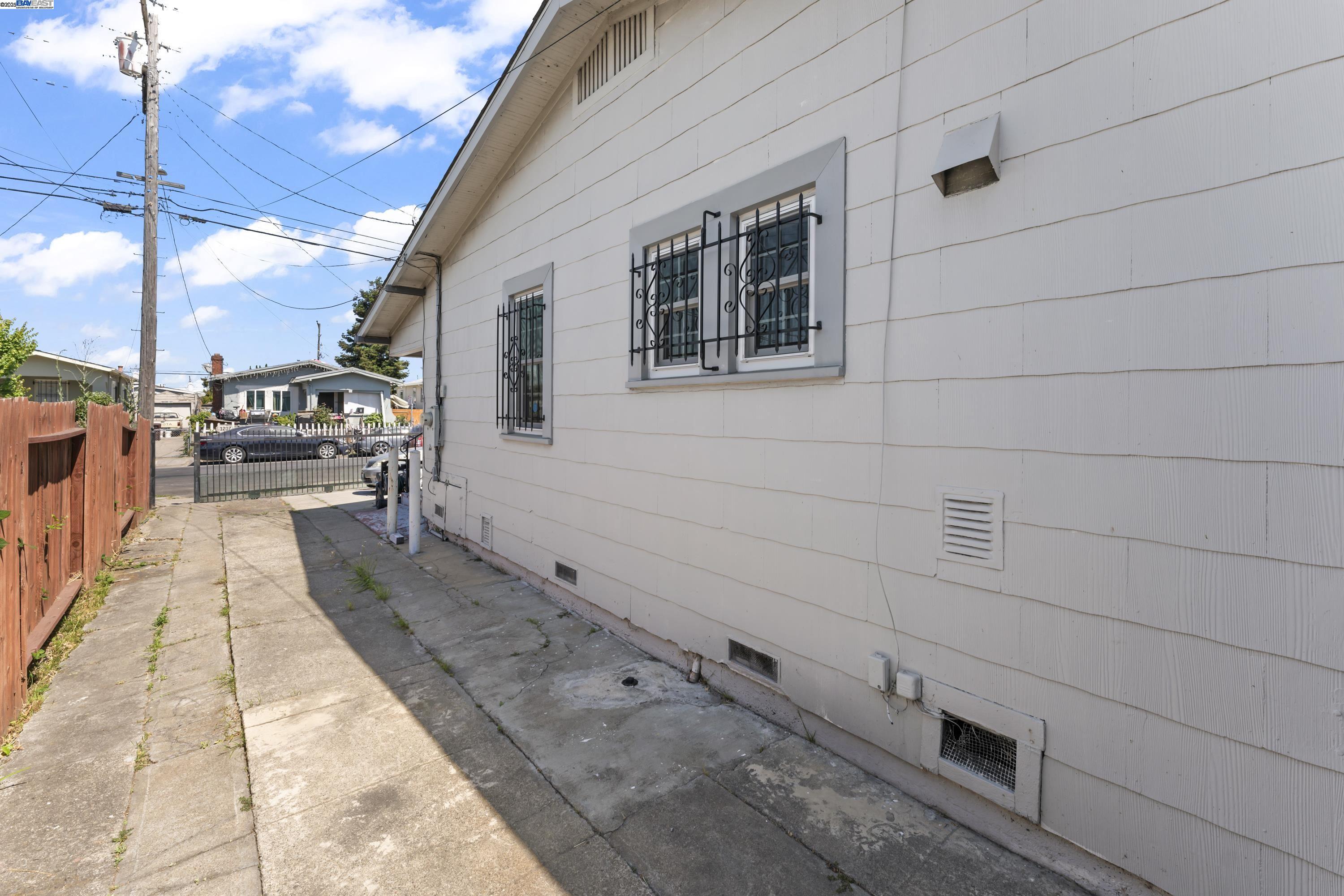 Detail Gallery Image 5 of 23 For 1206 60th Ave, Oakland,  CA 94621 - 3 Beds | 2 Baths