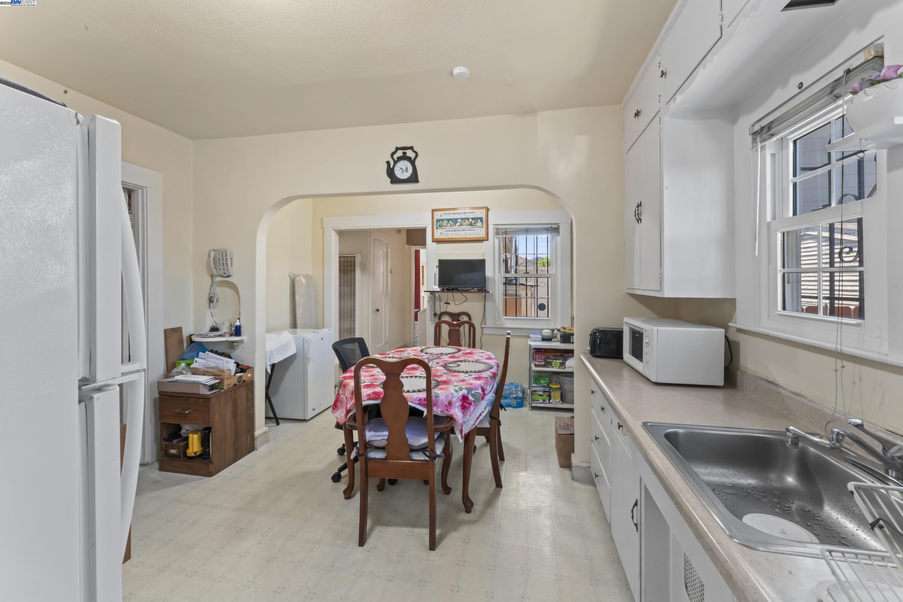 Detail Gallery Image 8 of 23 For 1206 60th Ave, Oakland,  CA 94621 - 3 Beds | 2 Baths