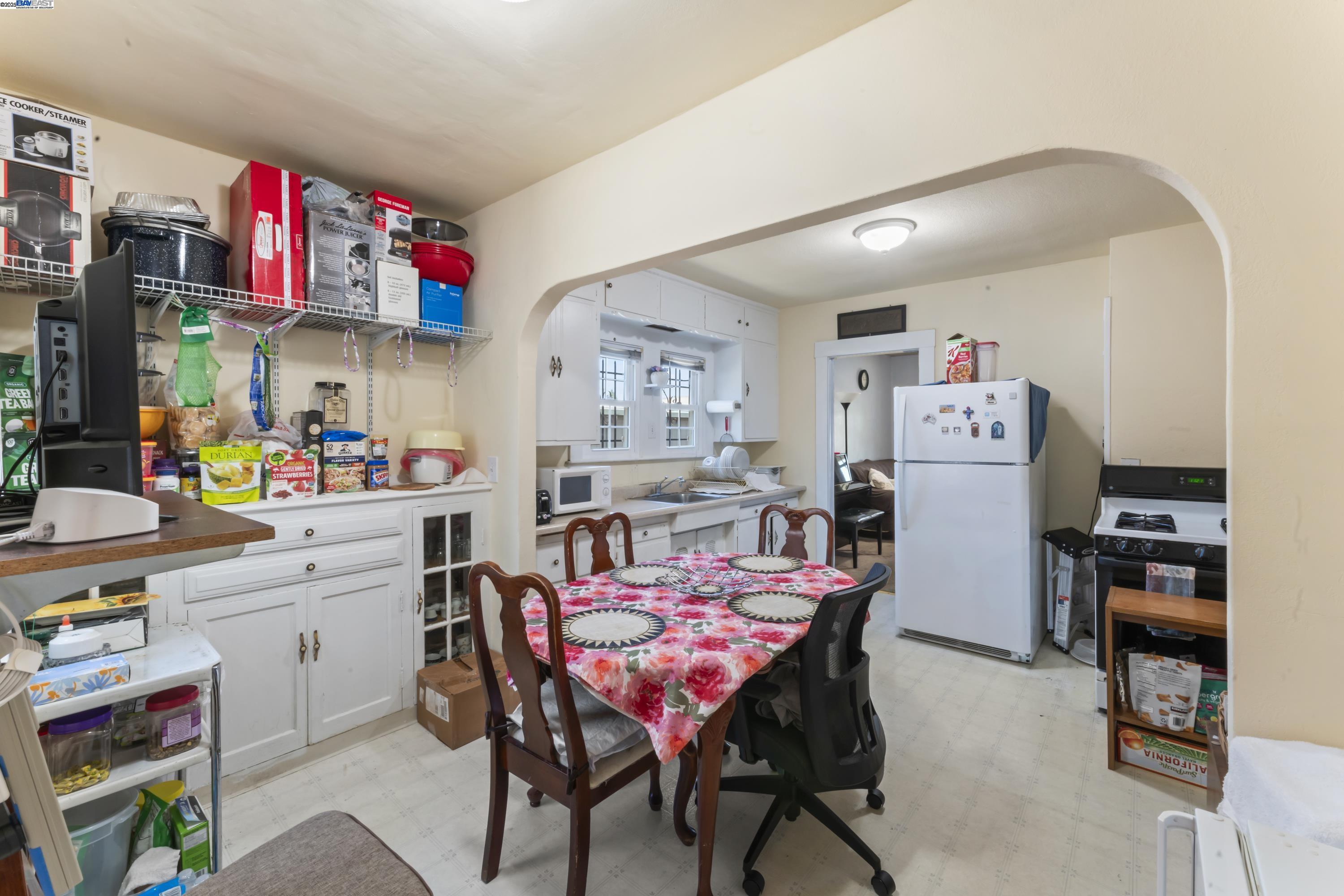 Detail Gallery Image 10 of 23 For 1206 60th Ave, Oakland,  CA 94621 - 3 Beds | 2 Baths