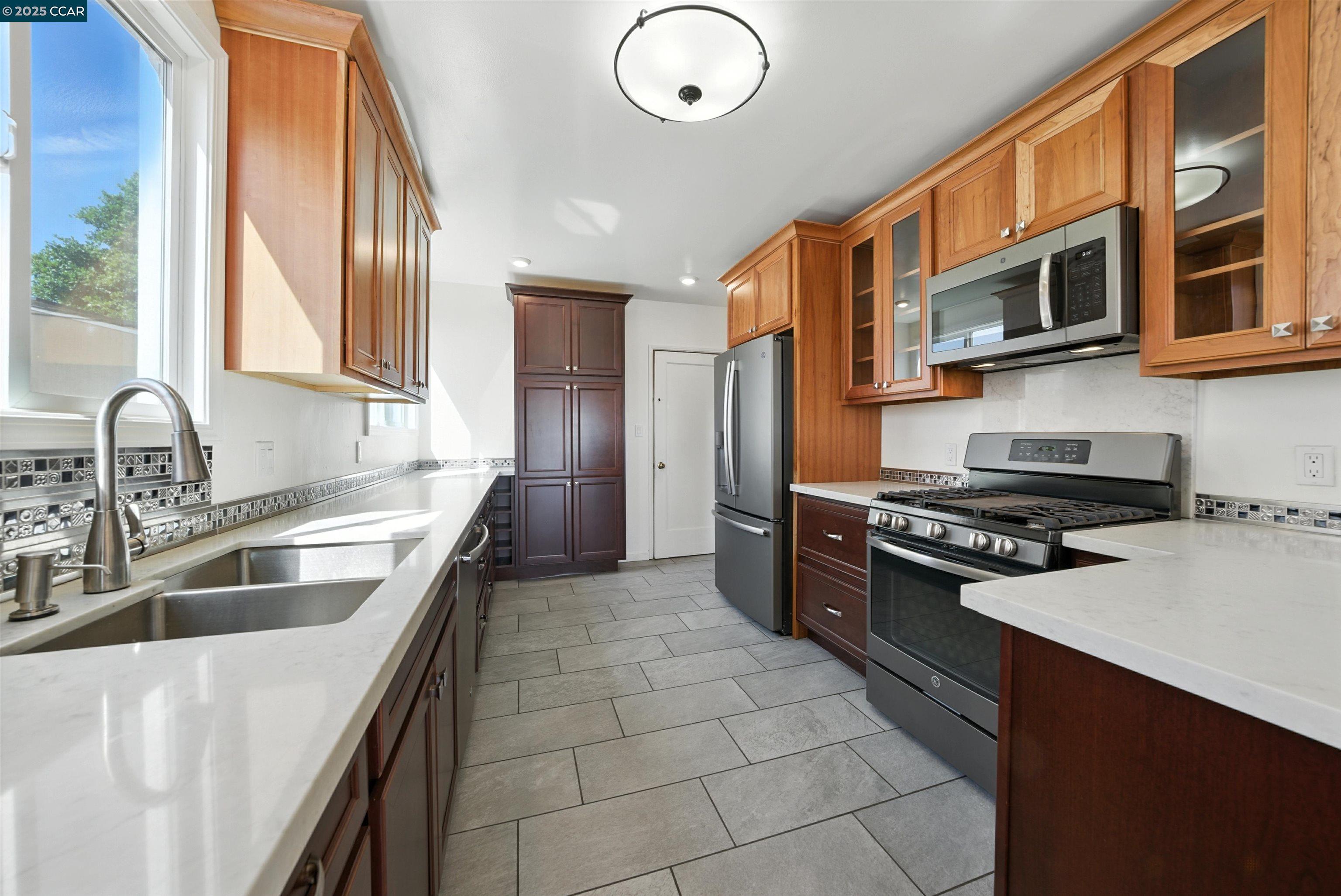 Detail Gallery Image 10 of 39 For 7420 Sunkist Dr, Oakland,  CA 94605 - 3 Beds | 2 Baths