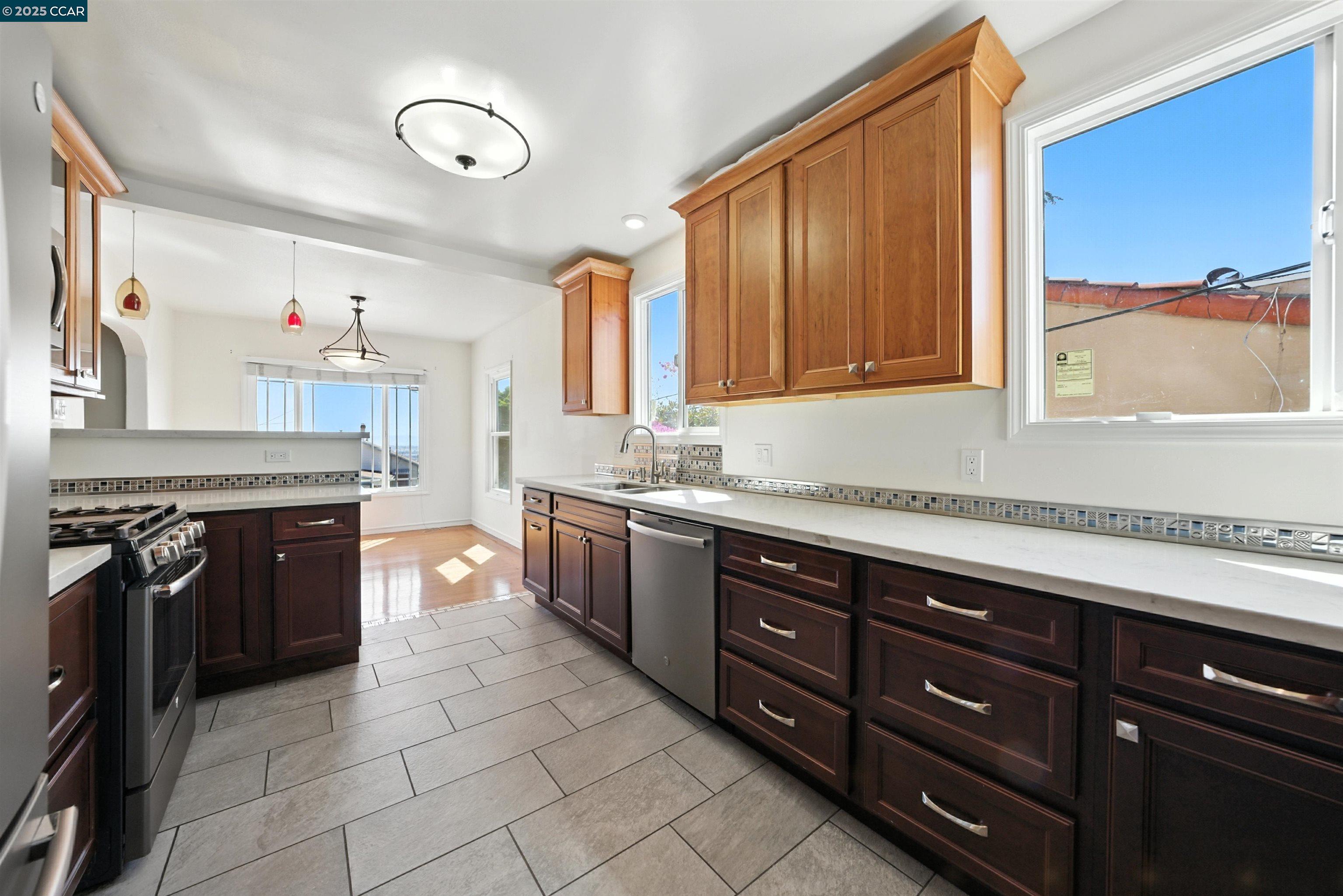 Detail Gallery Image 11 of 39 For 7420 Sunkist Dr, Oakland,  CA 94605 - 3 Beds | 2 Baths