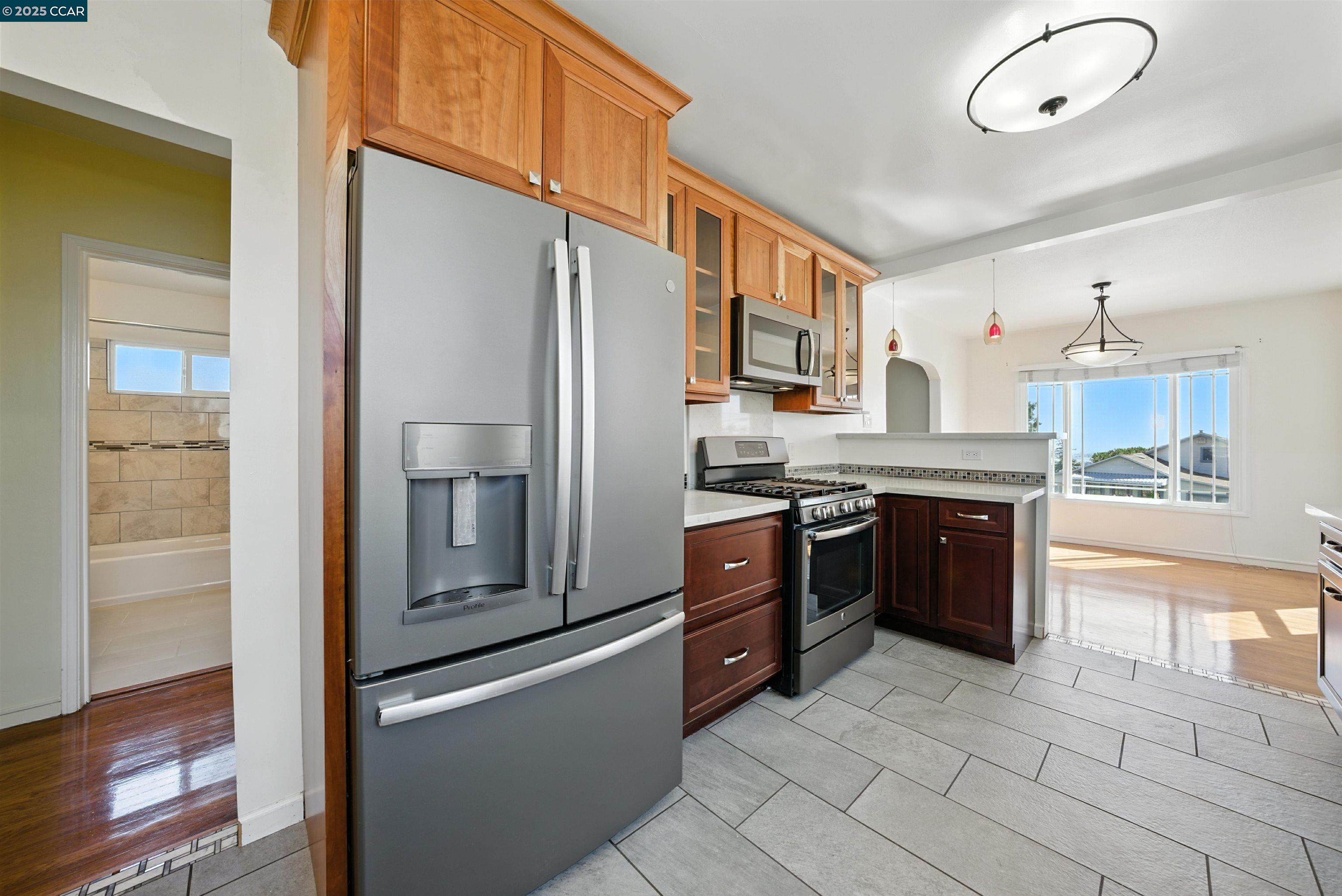 Detail Gallery Image 12 of 39 For 7420 Sunkist Dr, Oakland,  CA 94605 - 3 Beds | 2 Baths