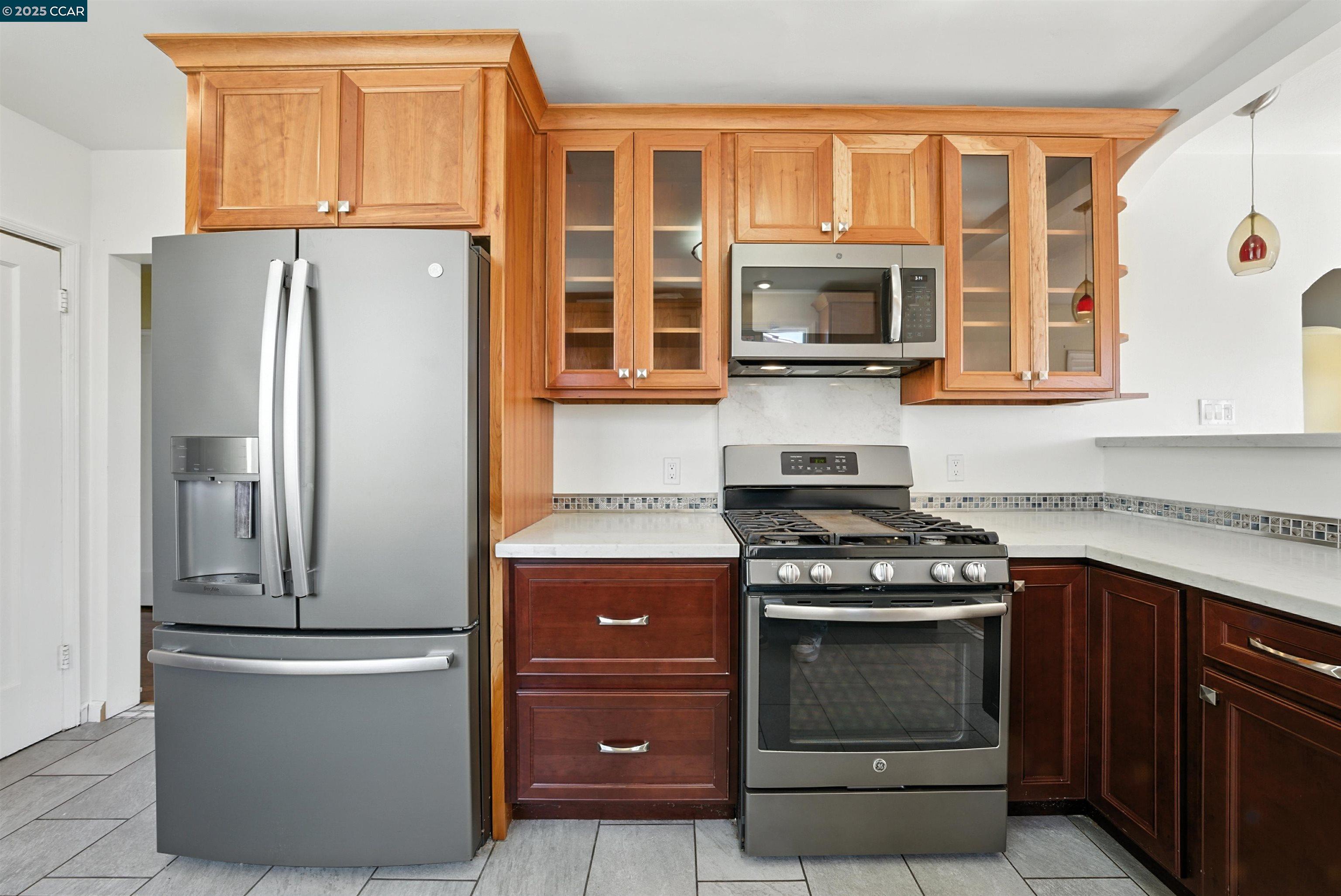 Detail Gallery Image 13 of 39 For 7420 Sunkist Dr, Oakland,  CA 94605 - 3 Beds | 2 Baths