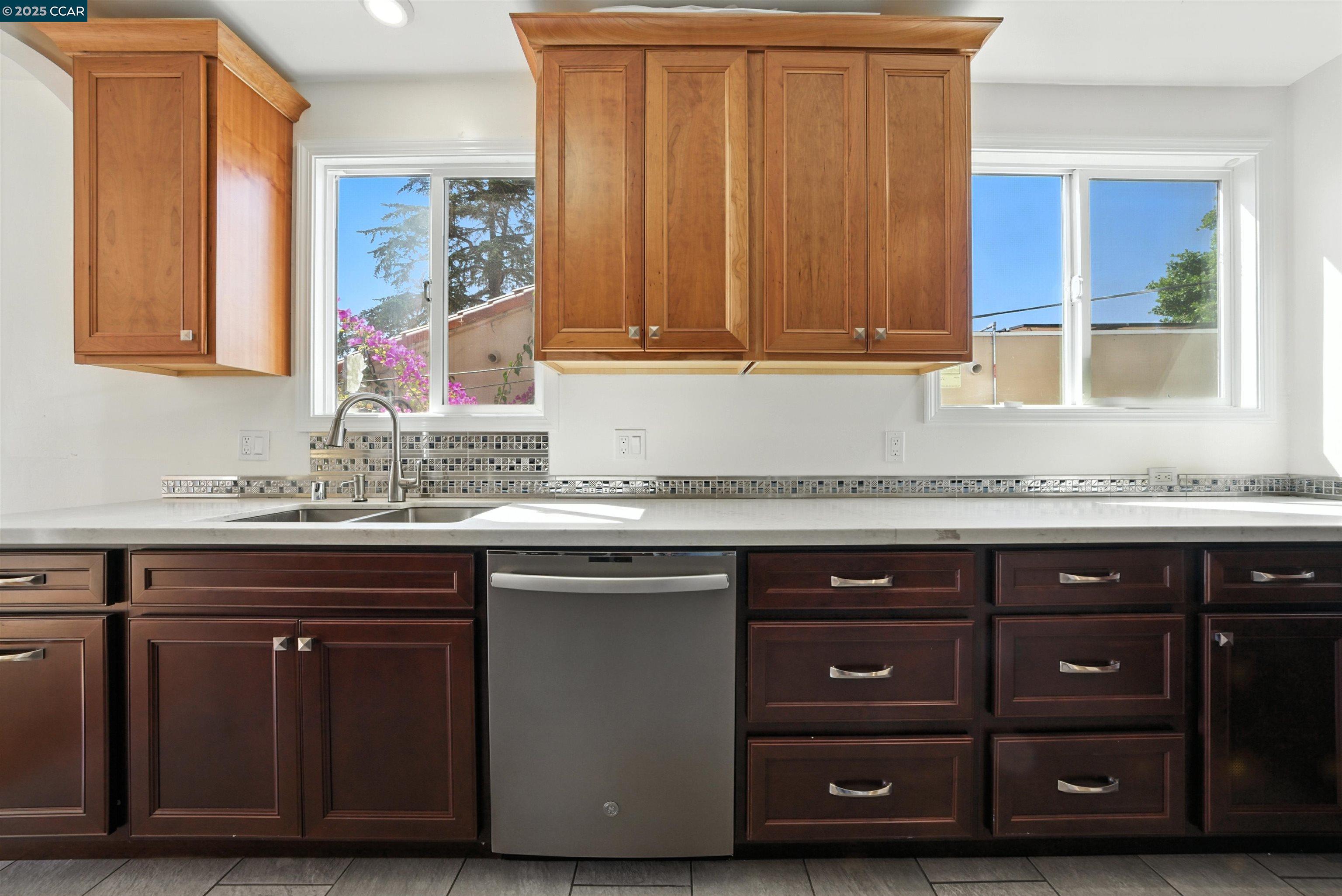 Detail Gallery Image 14 of 39 For 7420 Sunkist Dr, Oakland,  CA 94605 - 3 Beds | 2 Baths
