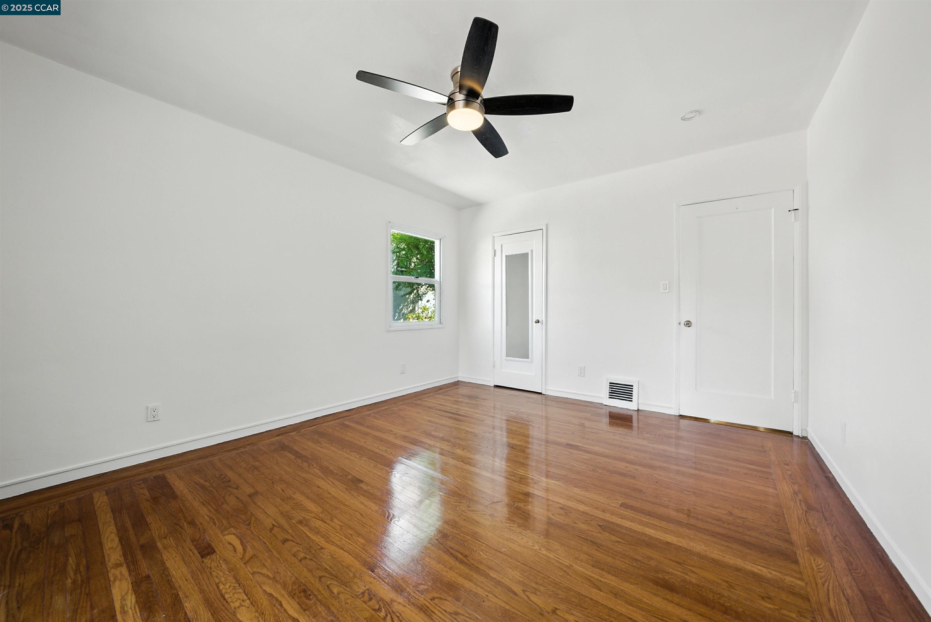 Detail Gallery Image 16 of 39 For 7420 Sunkist Dr, Oakland,  CA 94605 - 3 Beds | 2 Baths