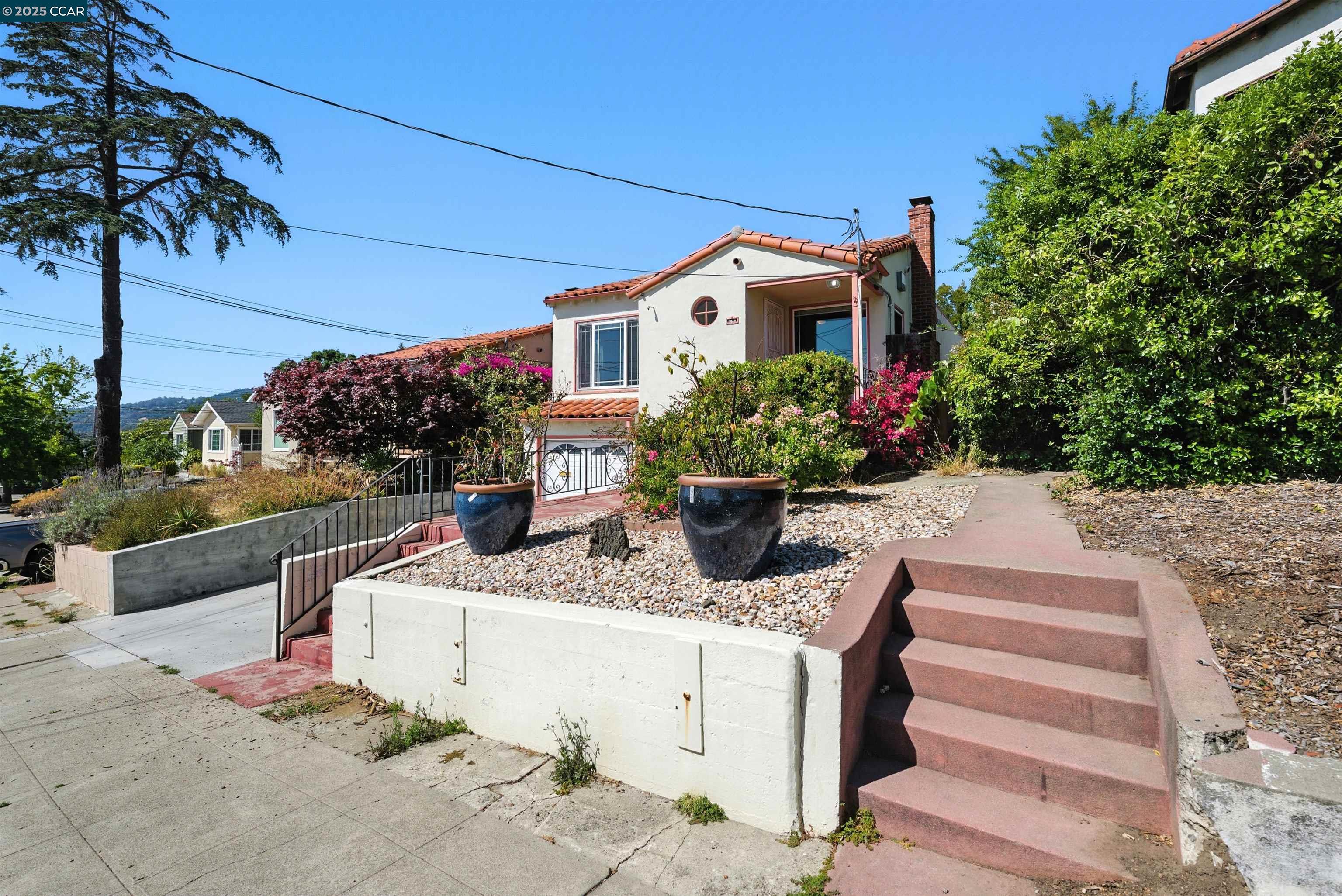Detail Gallery Image 2 of 39 For 7420 Sunkist Dr, Oakland,  CA 94605 - 3 Beds | 2 Baths