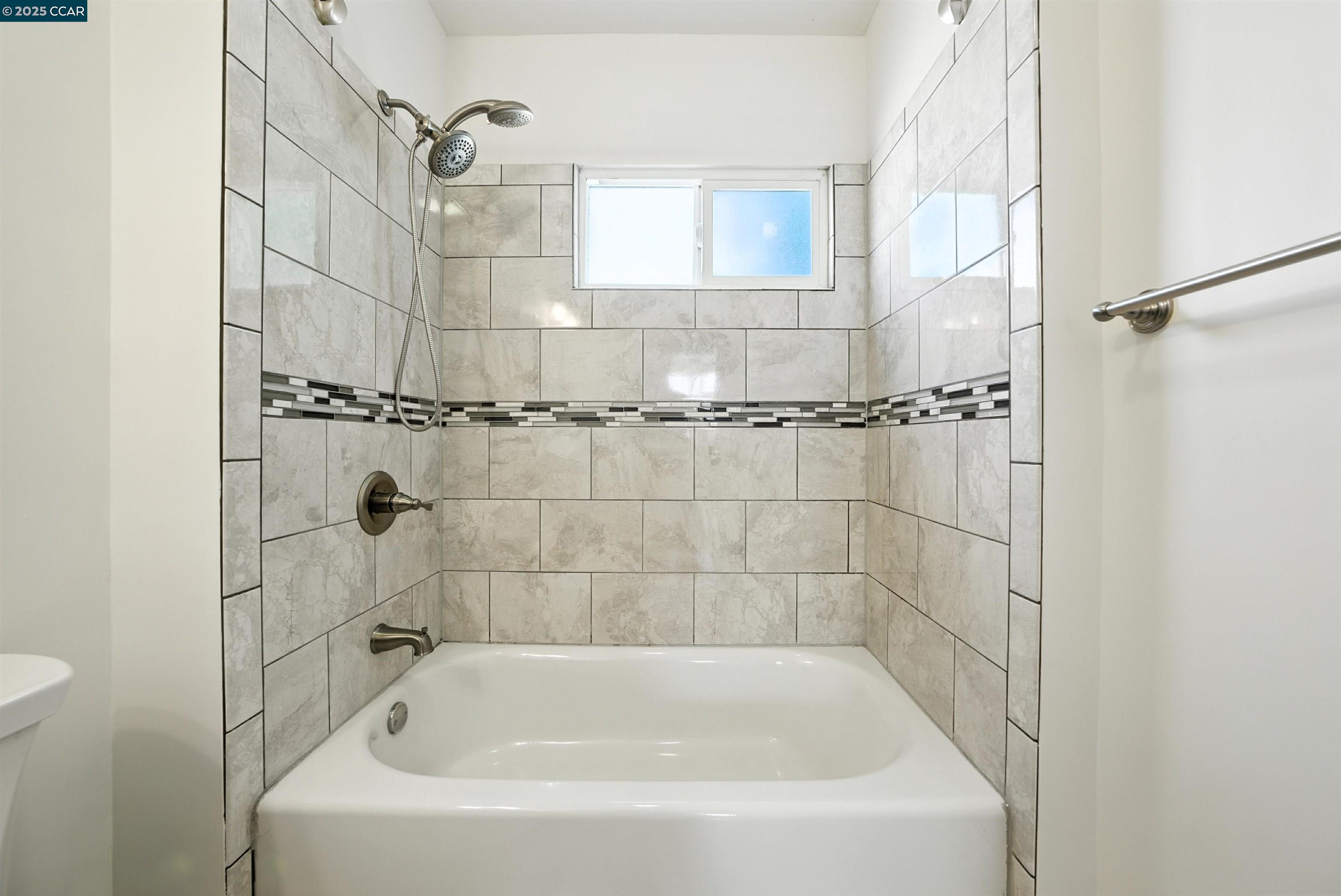 Detail Gallery Image 22 of 39 For 7420 Sunkist Dr, Oakland,  CA 94605 - 3 Beds | 2 Baths