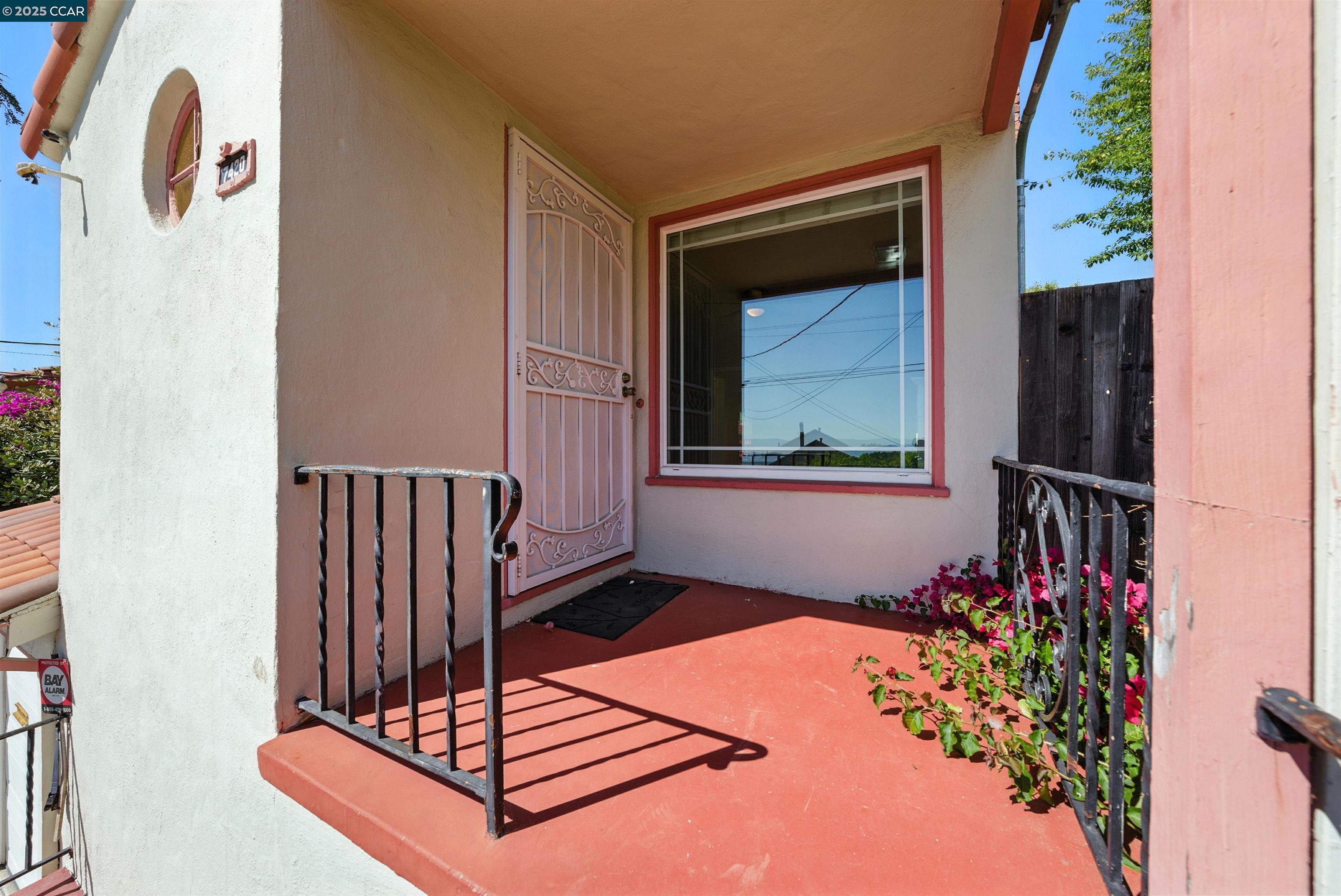 Detail Gallery Image 3 of 39 For 7420 Sunkist Dr, Oakland,  CA 94605 - 3 Beds | 2 Baths
