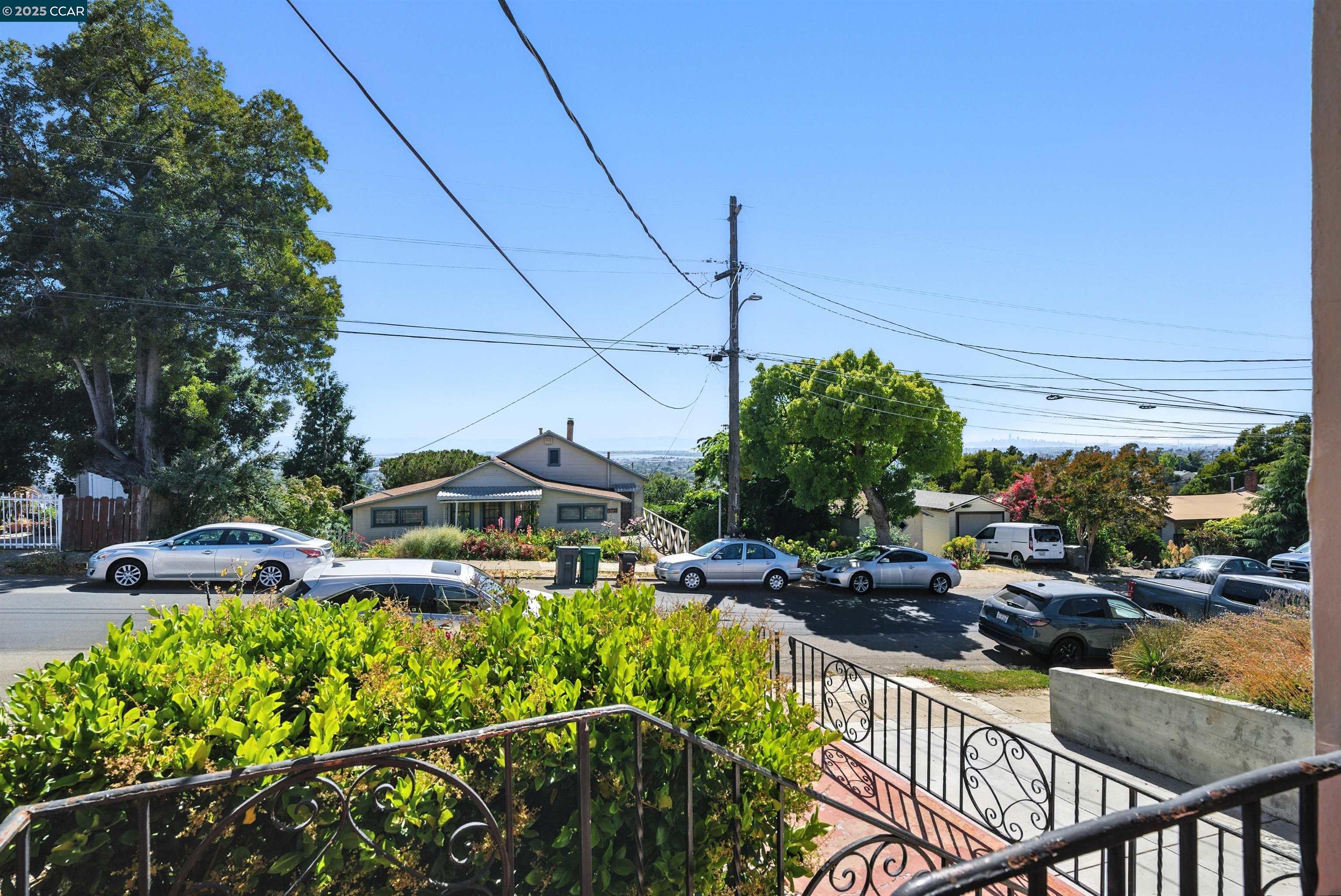 Detail Gallery Image 4 of 39 For 7420 Sunkist Dr, Oakland,  CA 94605 - 3 Beds | 2 Baths