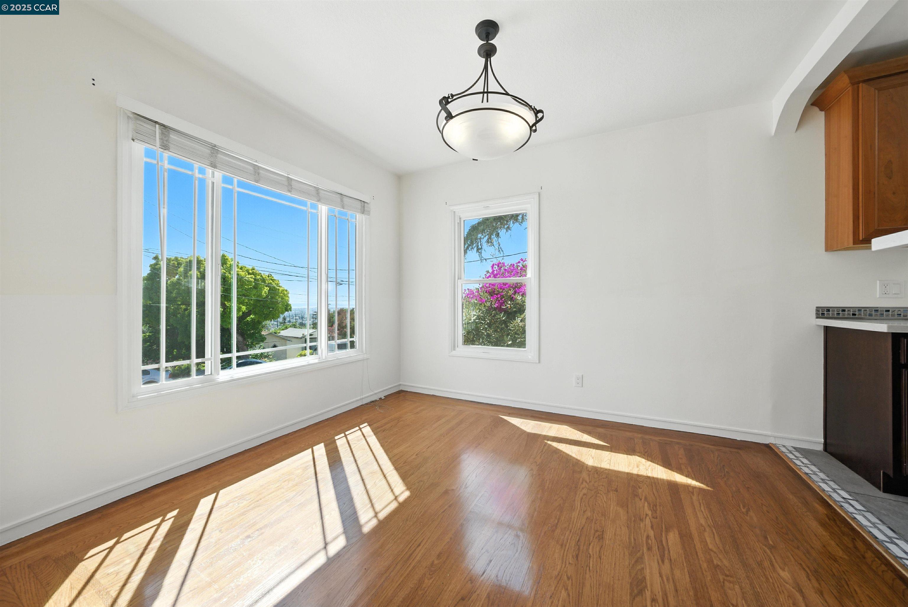 Detail Gallery Image 7 of 39 For 7420 Sunkist Dr, Oakland,  CA 94605 - 3 Beds | 2 Baths