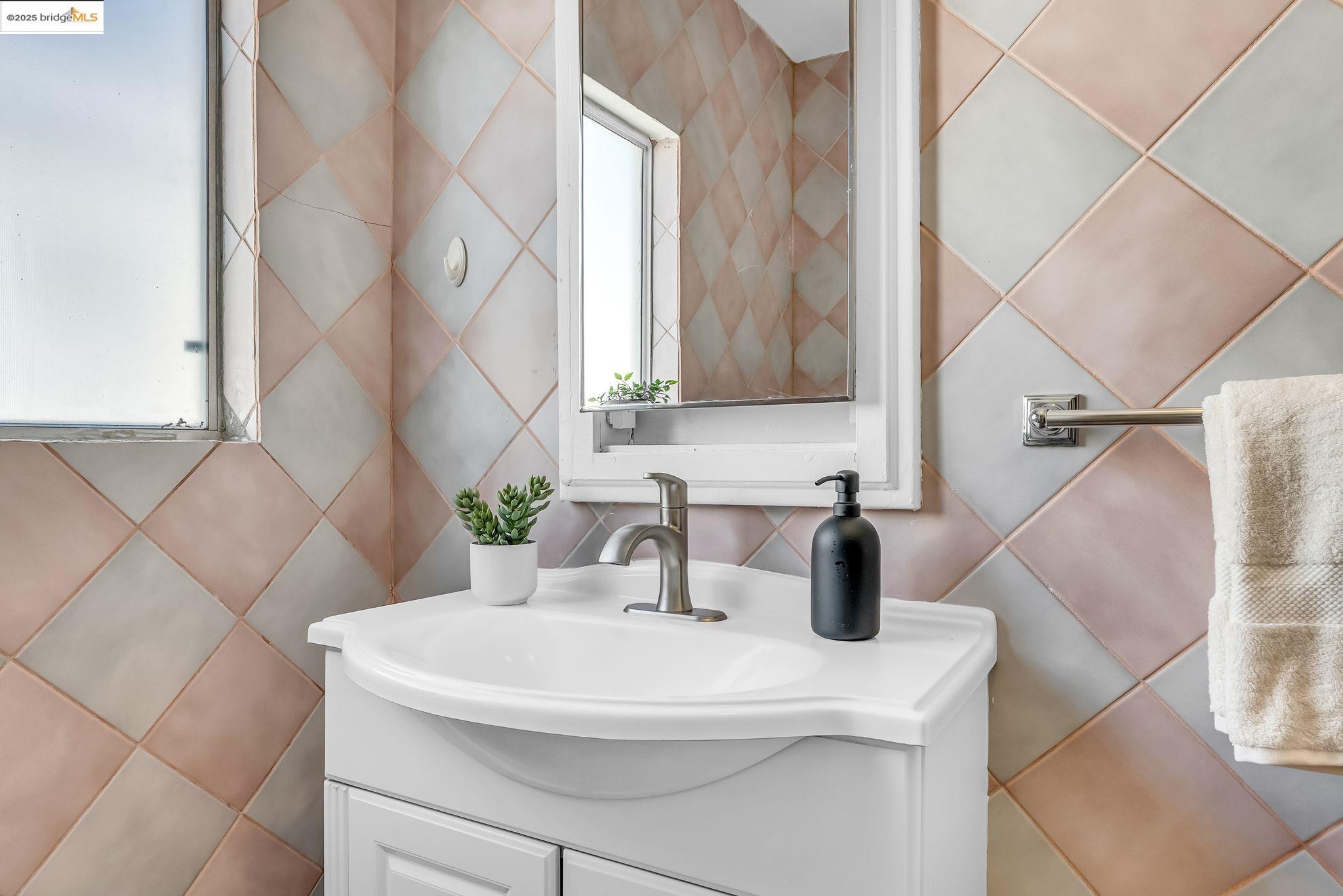 Detail Gallery Image 13 of 44 For 6141 Mauritania Ave, Oakland,  CA 94605 - 2 Beds | 1 Baths