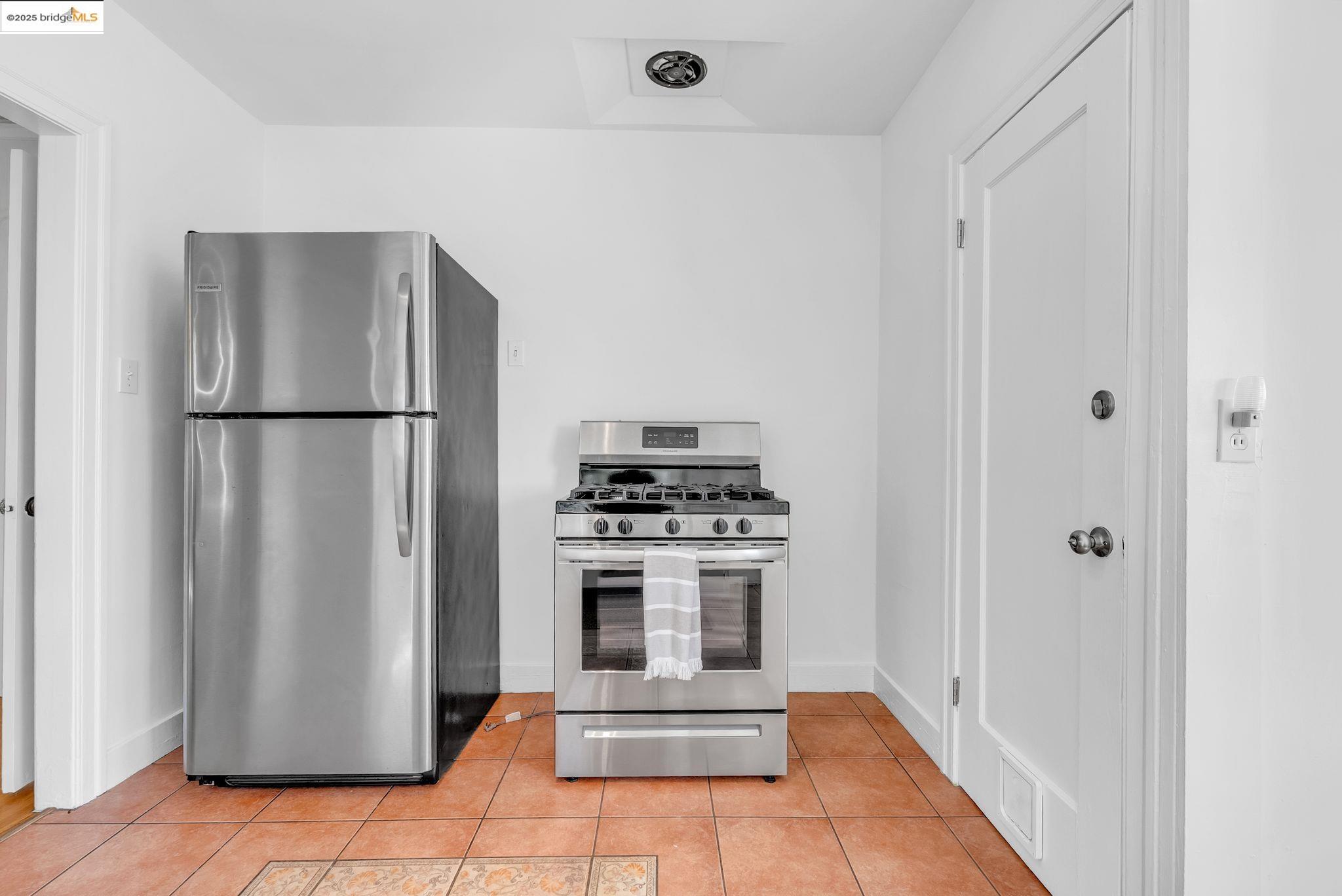 Detail Gallery Image 21 of 44 For 6141 Mauritania Ave, Oakland,  CA 94605 - 2 Beds | 1 Baths