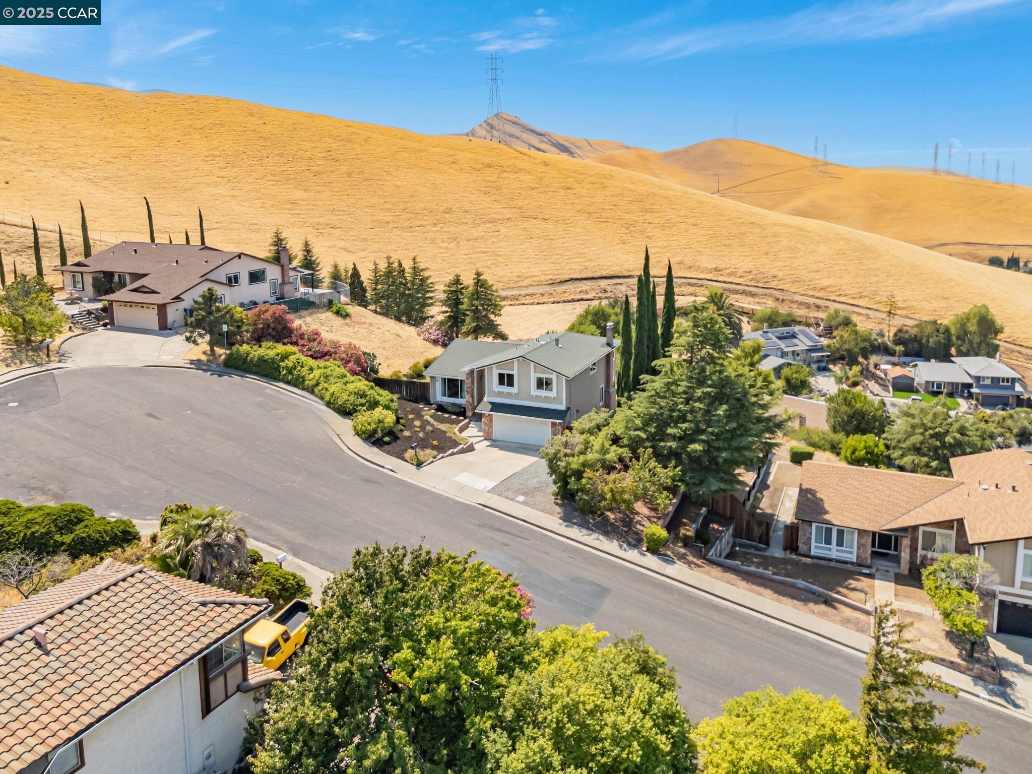 Detail Gallery Image 2 of 49 For 166 Encinal Pl, Pittsburg,  CA 94565 - 4 Beds | 2/1 Baths