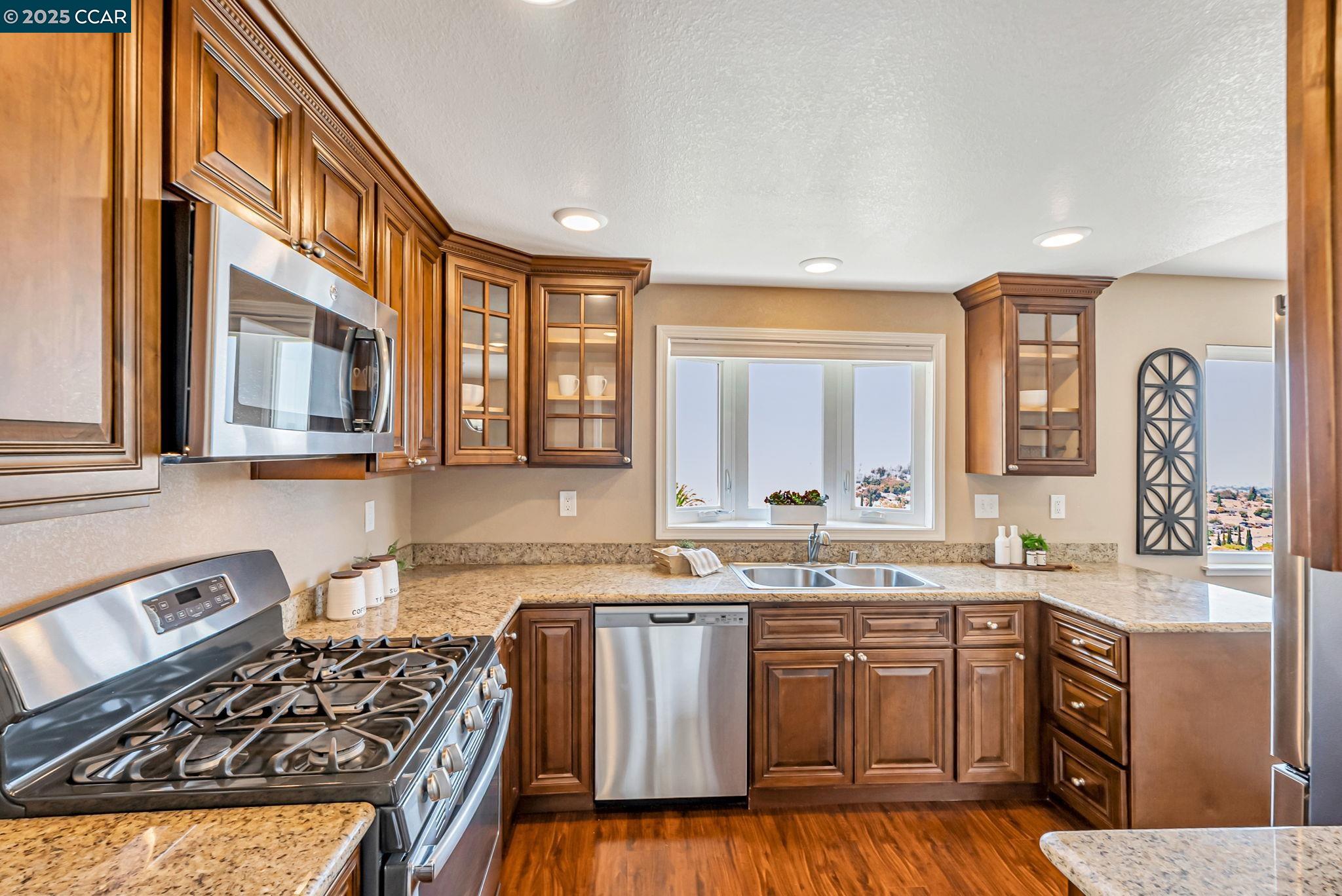 Detail Gallery Image 11 of 49 For 166 Encinal Pl, Pittsburg,  CA 94565 - 4 Beds | 2/1 Baths
