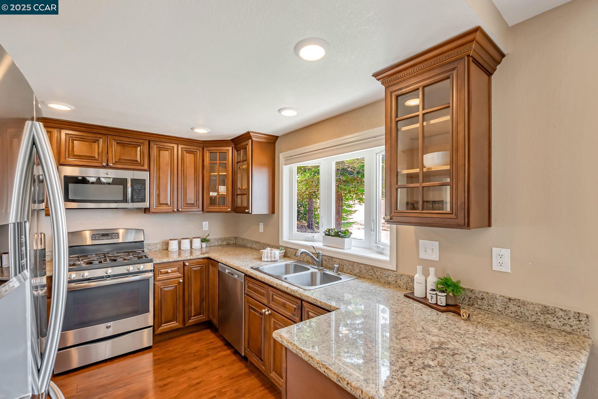 Detail Gallery Image 8 of 49 For 166 Encinal Pl, Pittsburg,  CA 94565 - 4 Beds | 2/1 Baths