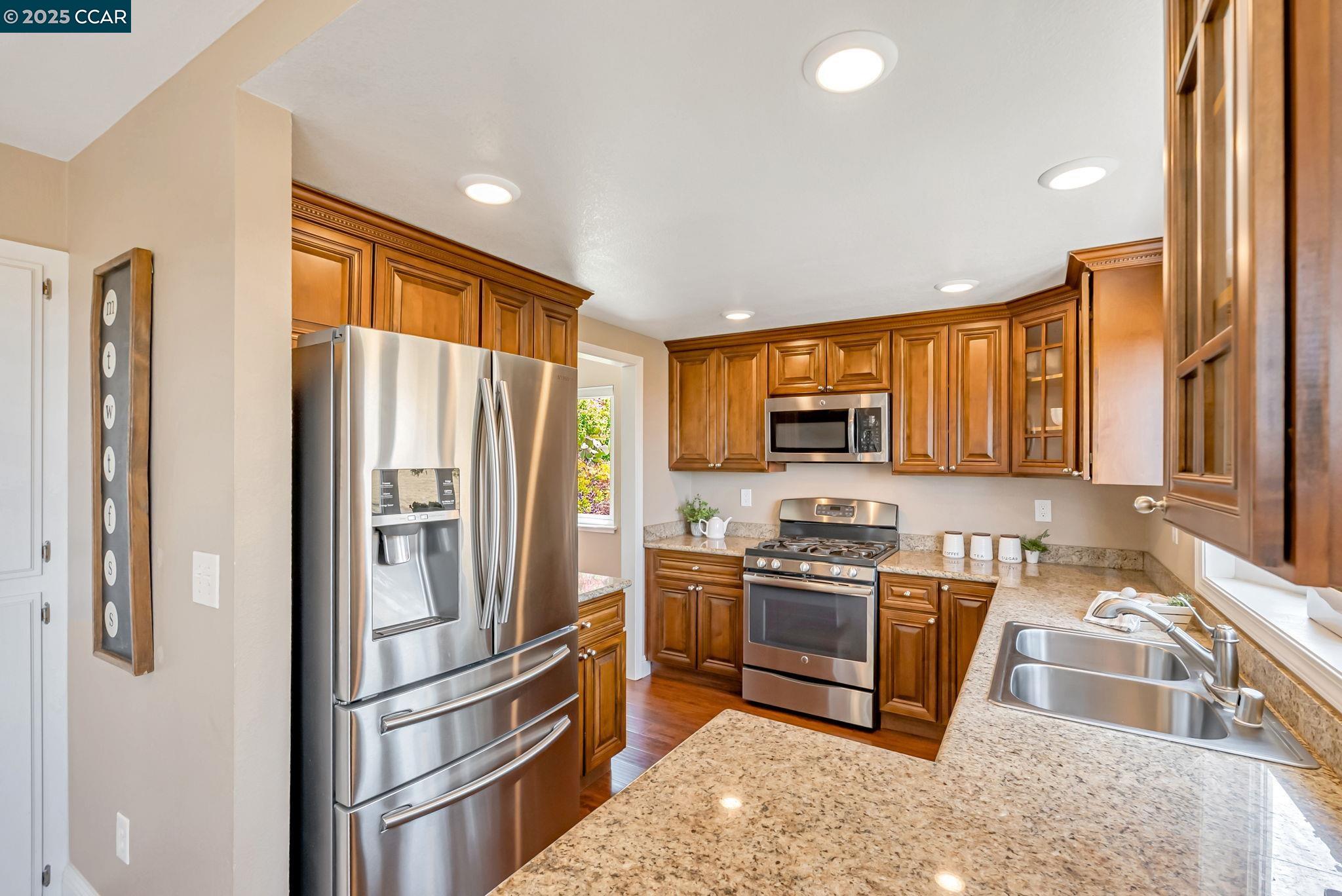 Detail Gallery Image 9 of 49 For 166 Encinal Pl, Pittsburg,  CA 94565 - 4 Beds | 2/1 Baths