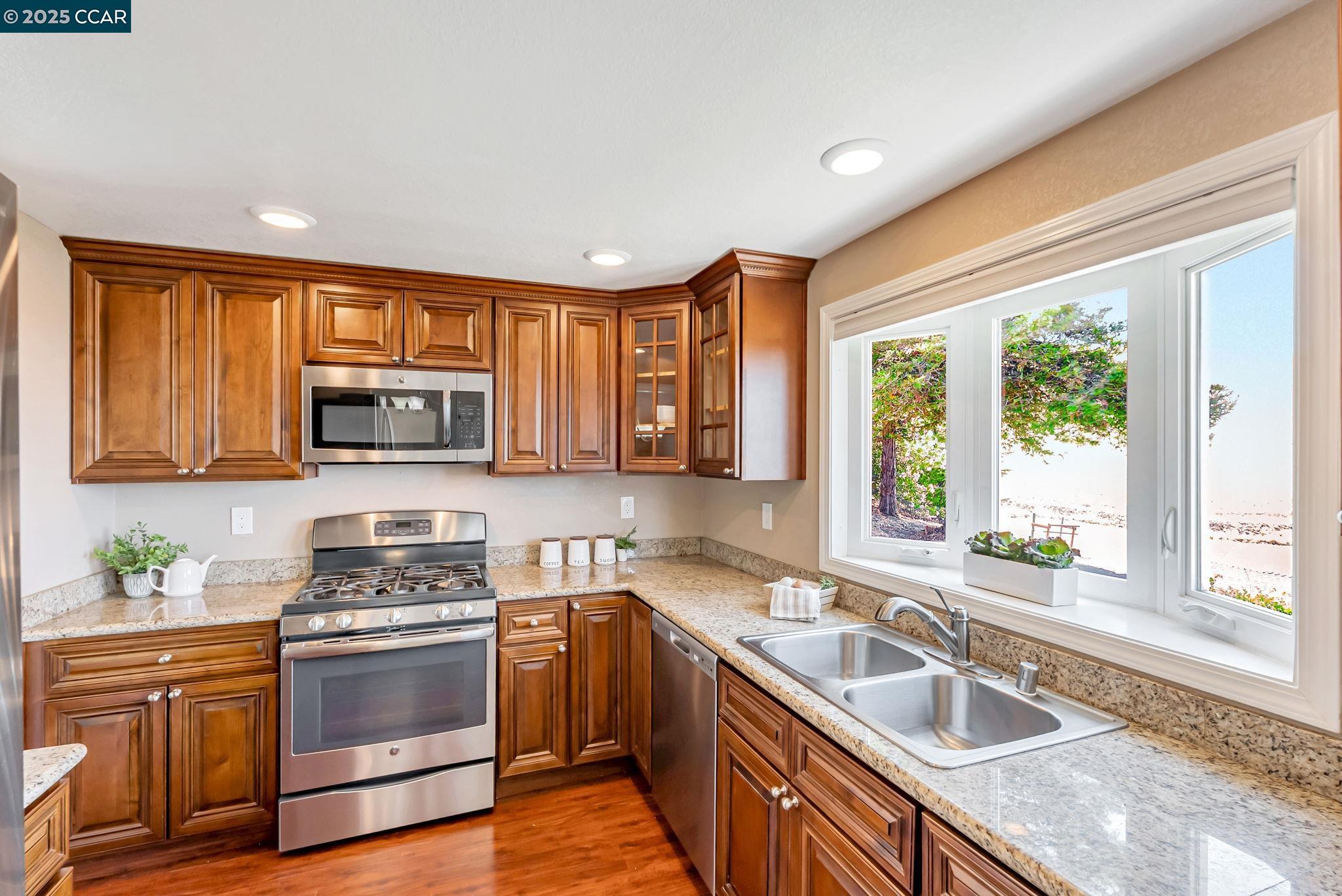 Detail Gallery Image 10 of 49 For 166 Encinal Pl, Pittsburg,  CA 94565 - 4 Beds | 2/1 Baths